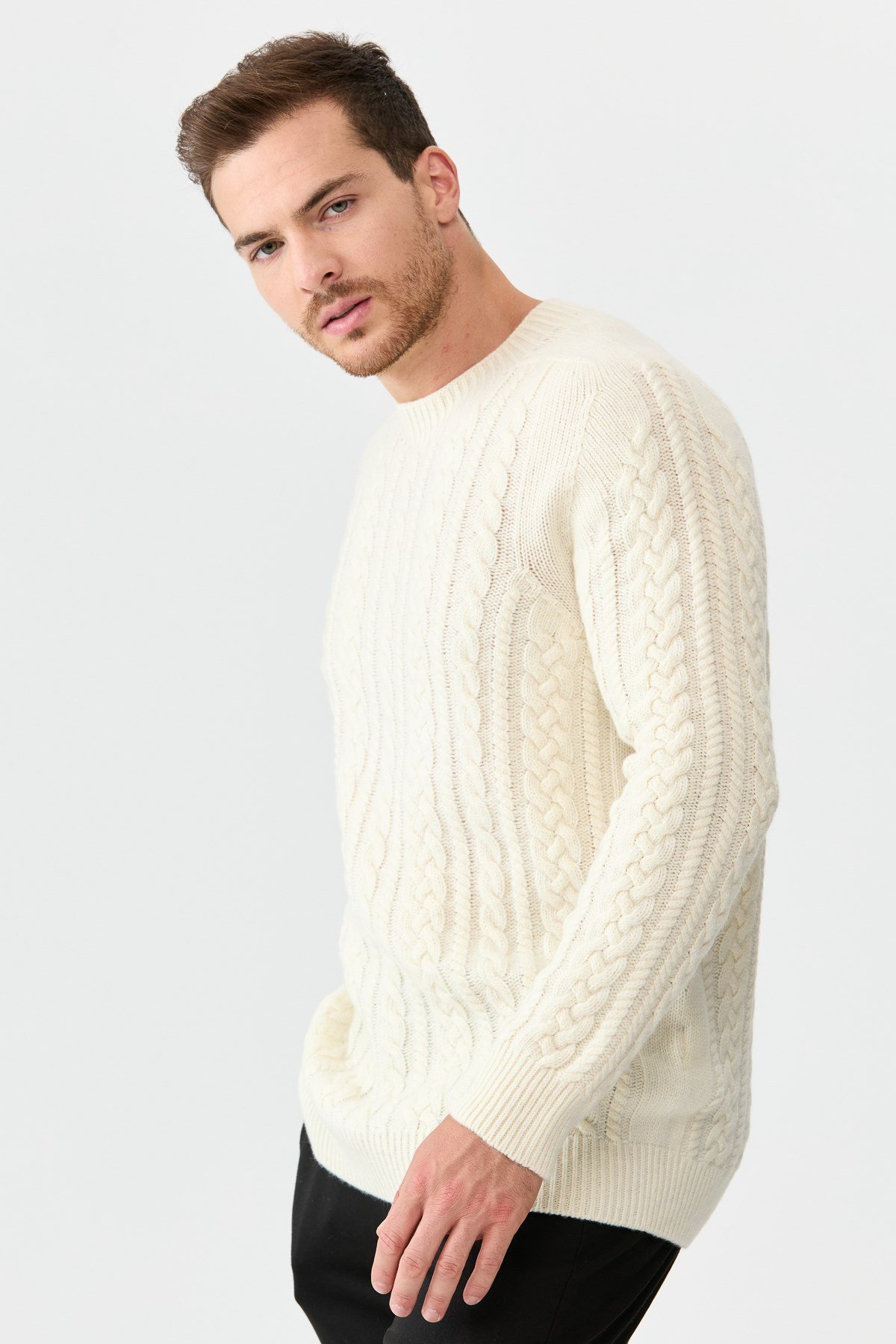 22588Мужской свитер с круглым вырезом из шерсти и трикотажа цвета кости