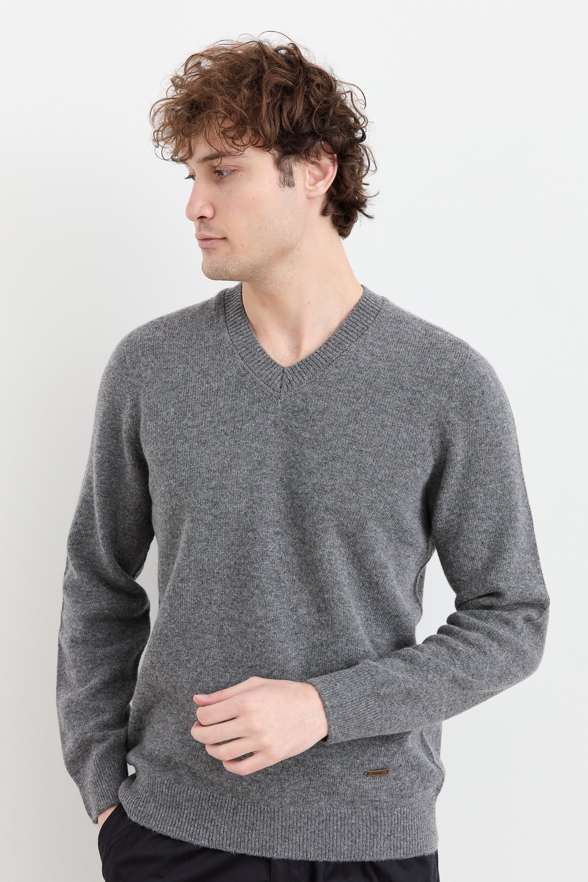23526Erkek V Yaka Basic Yün Kazak Füme