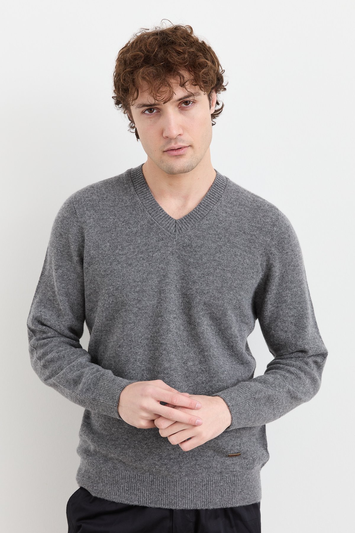 23526Erkek V Yaka Basic Yün Kazak Füme