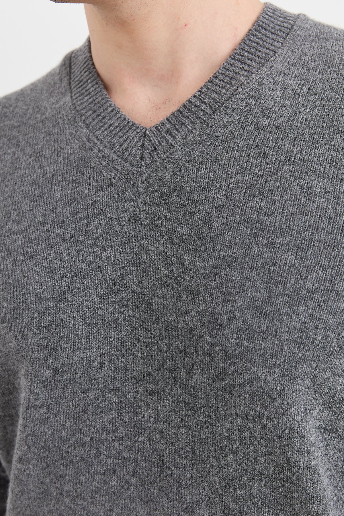 23526Erkek V Yaka Basic Yün Kazak Füme