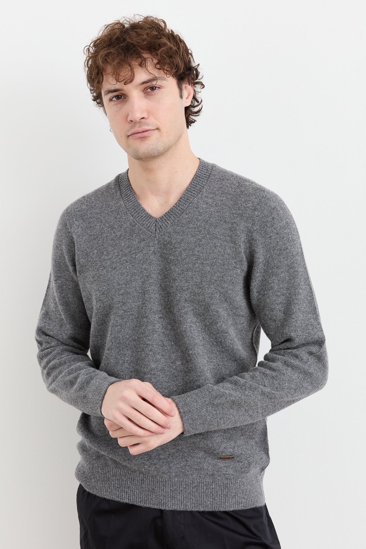 23526Erkek V Yaka Basic Yün Kazak Füme