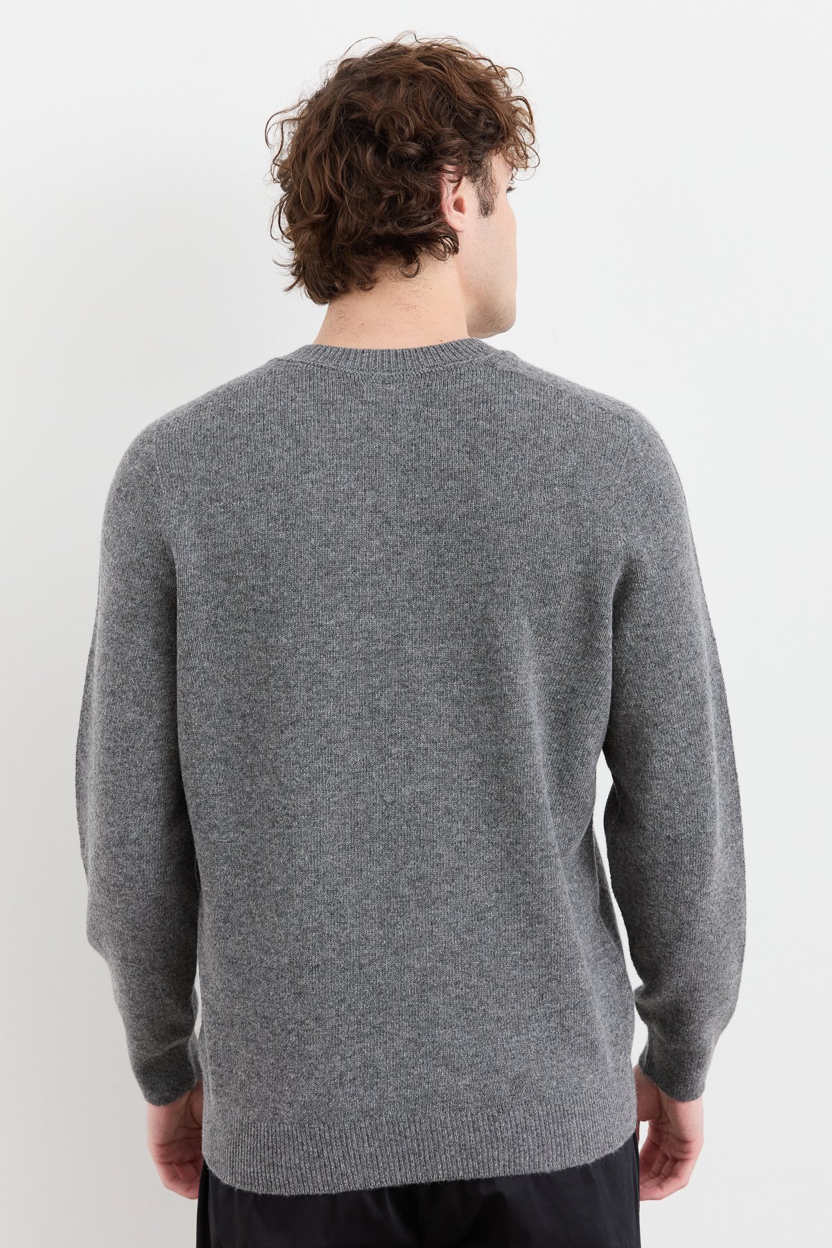 23526Erkek V Yaka Basic Yün Kazak Füme