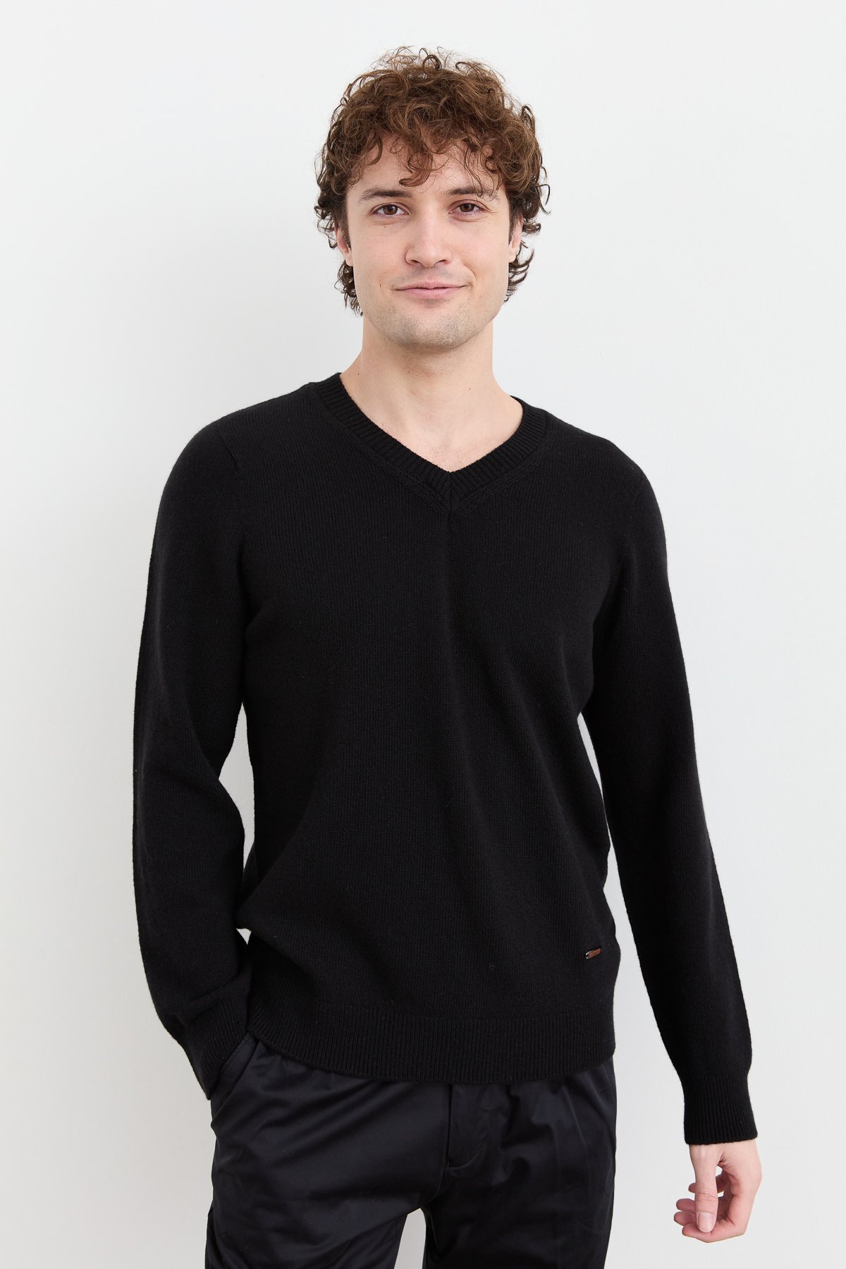 23526Erkek V Yaka Basic Yün Kazak Siyah