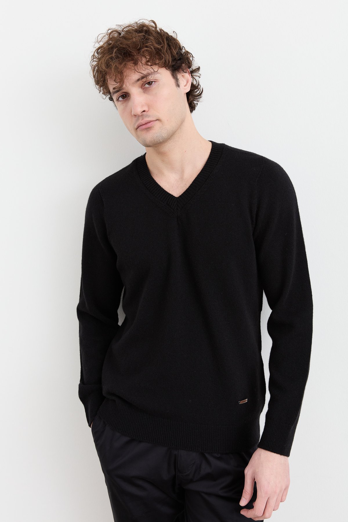 23526Erkek V Yaka Basic Yün Kazak Siyah