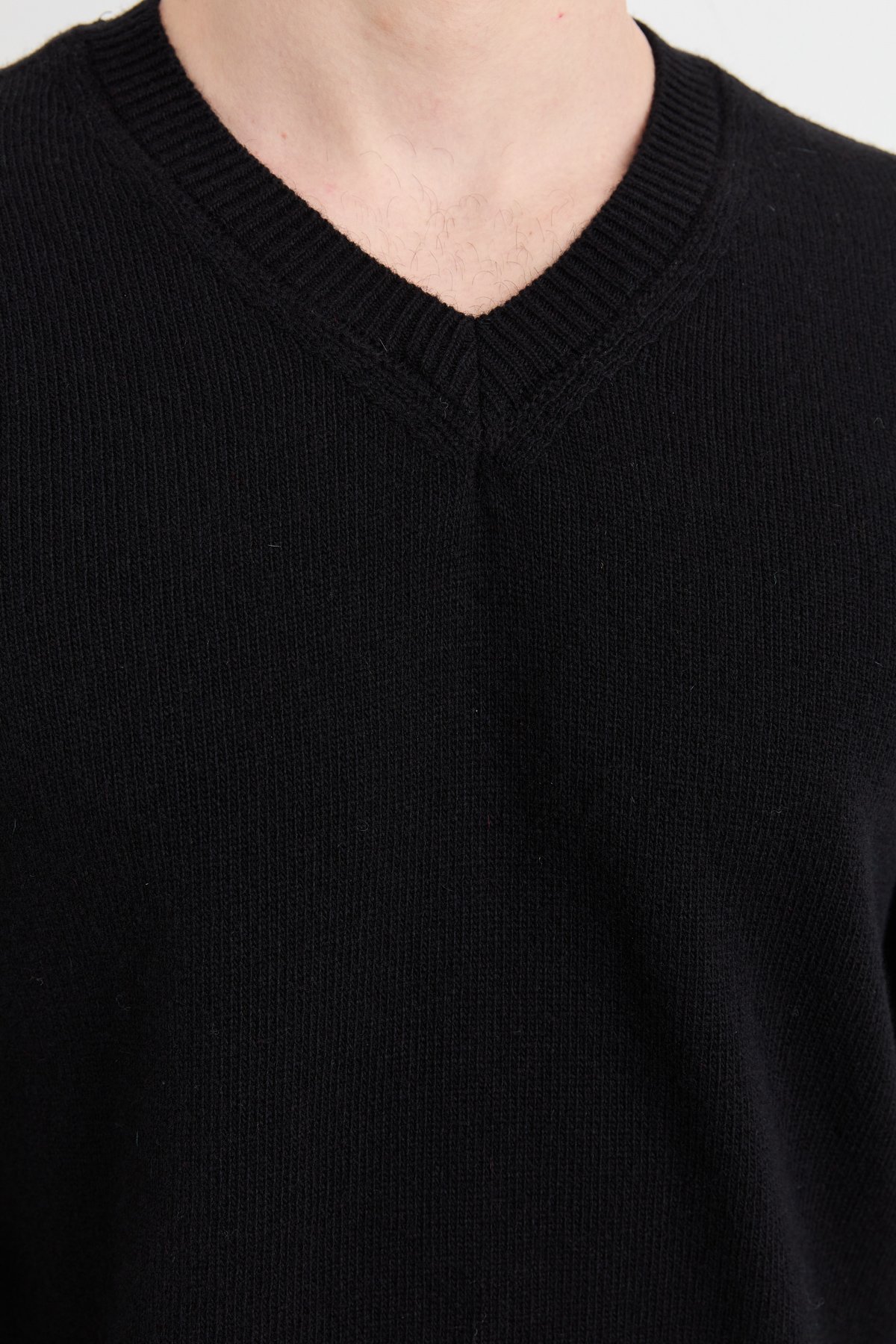 23526Erkek V Yaka Basic Yün Kazak Siyah