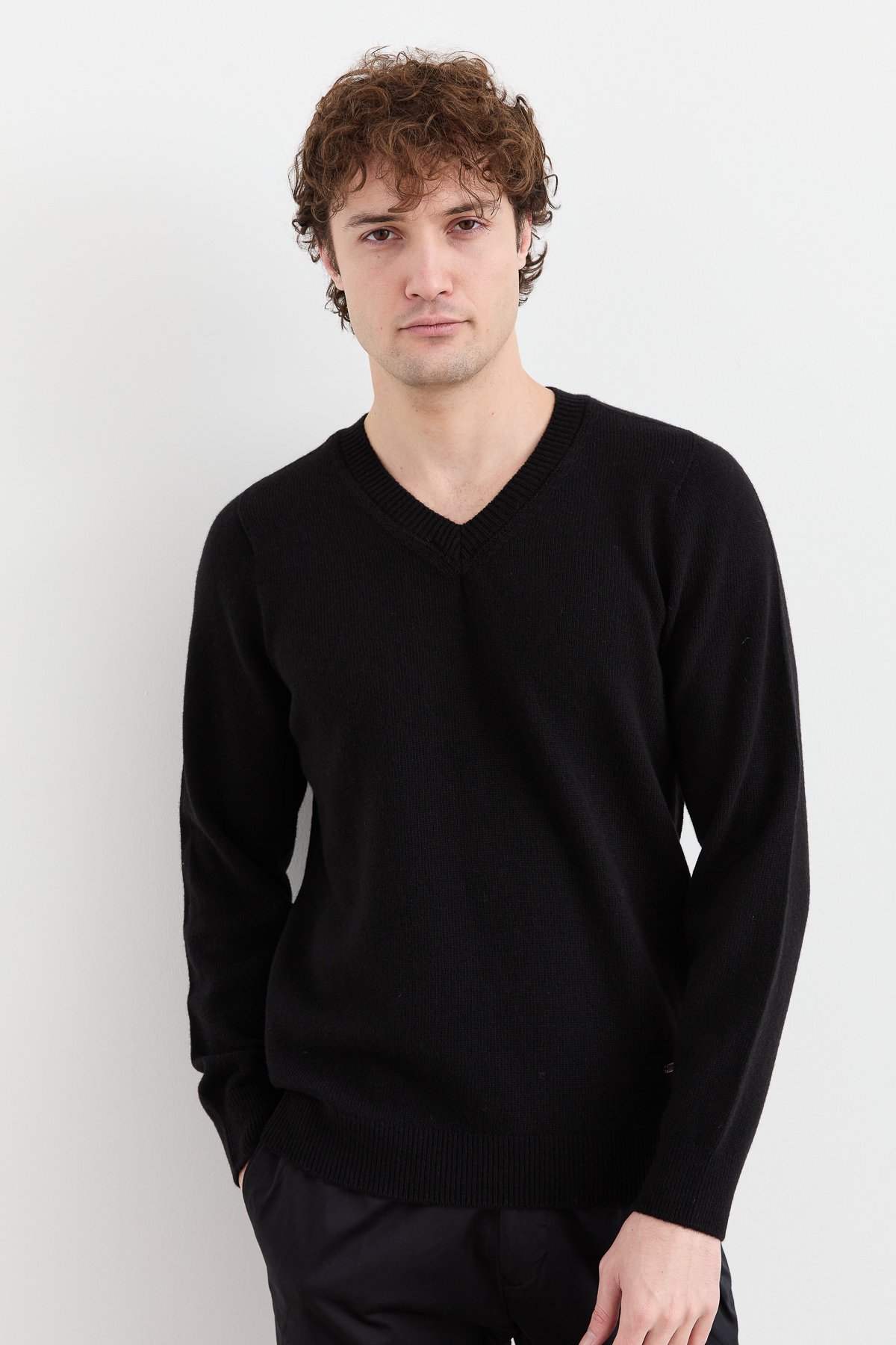 23526Erkek V Yaka Basic Yün Kazak Siyah