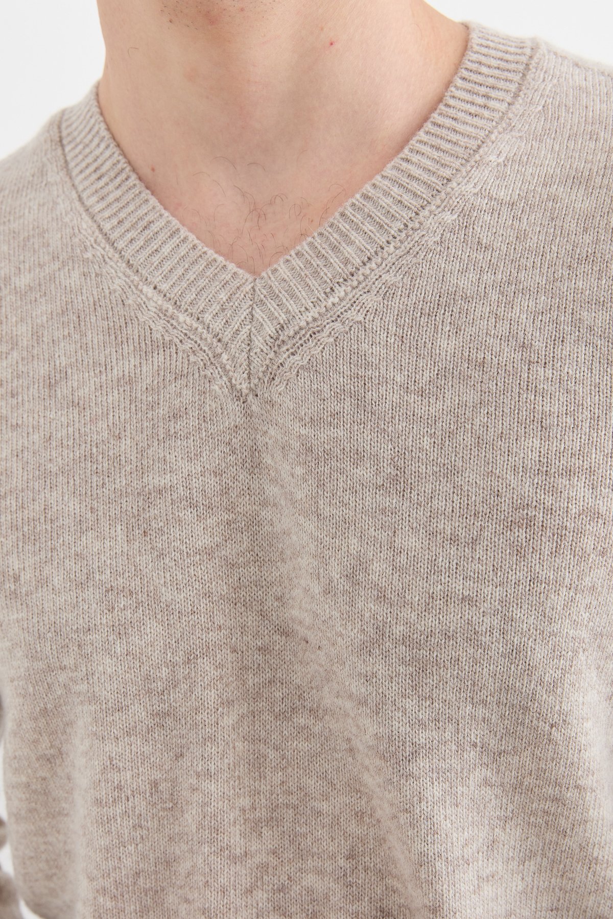 23526Erkek V Yaka Basic Yün Kazak V.Bej