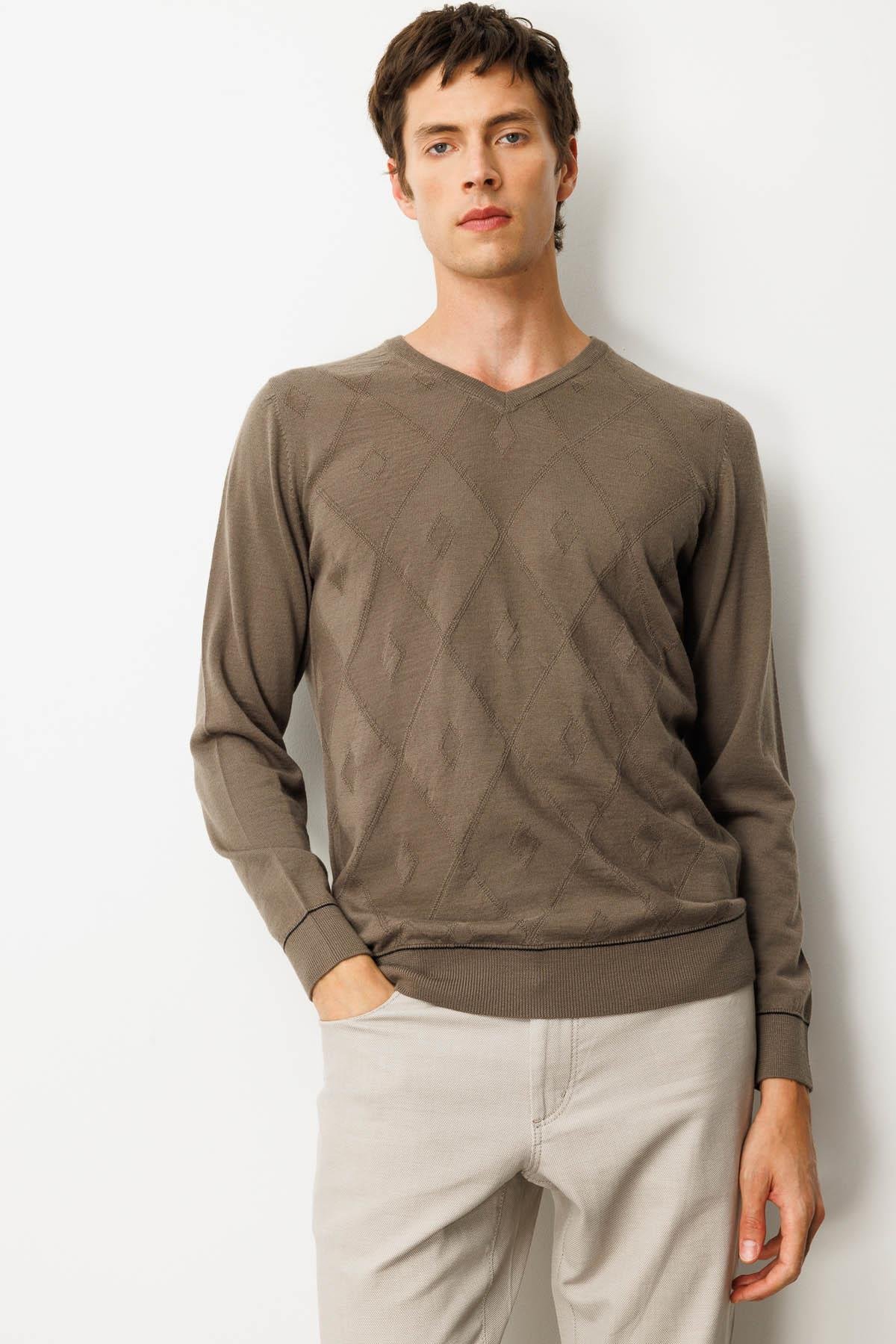 25604Erkek V Yaka Çizgili Baklavalı Yün Kazak Vizon