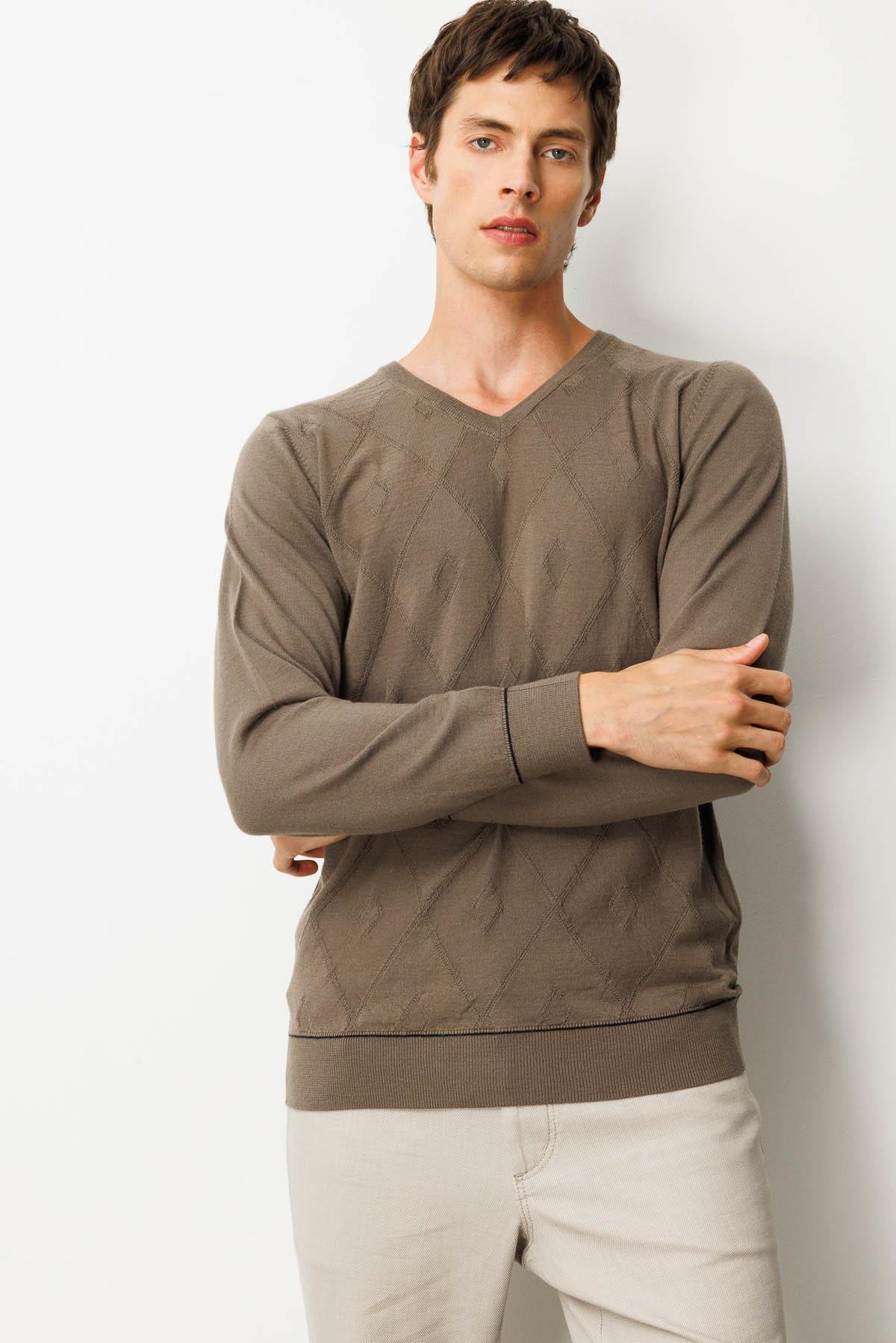 25604Erkek V Yaka Çizgili Baklavalı Yün Kazak Vizon