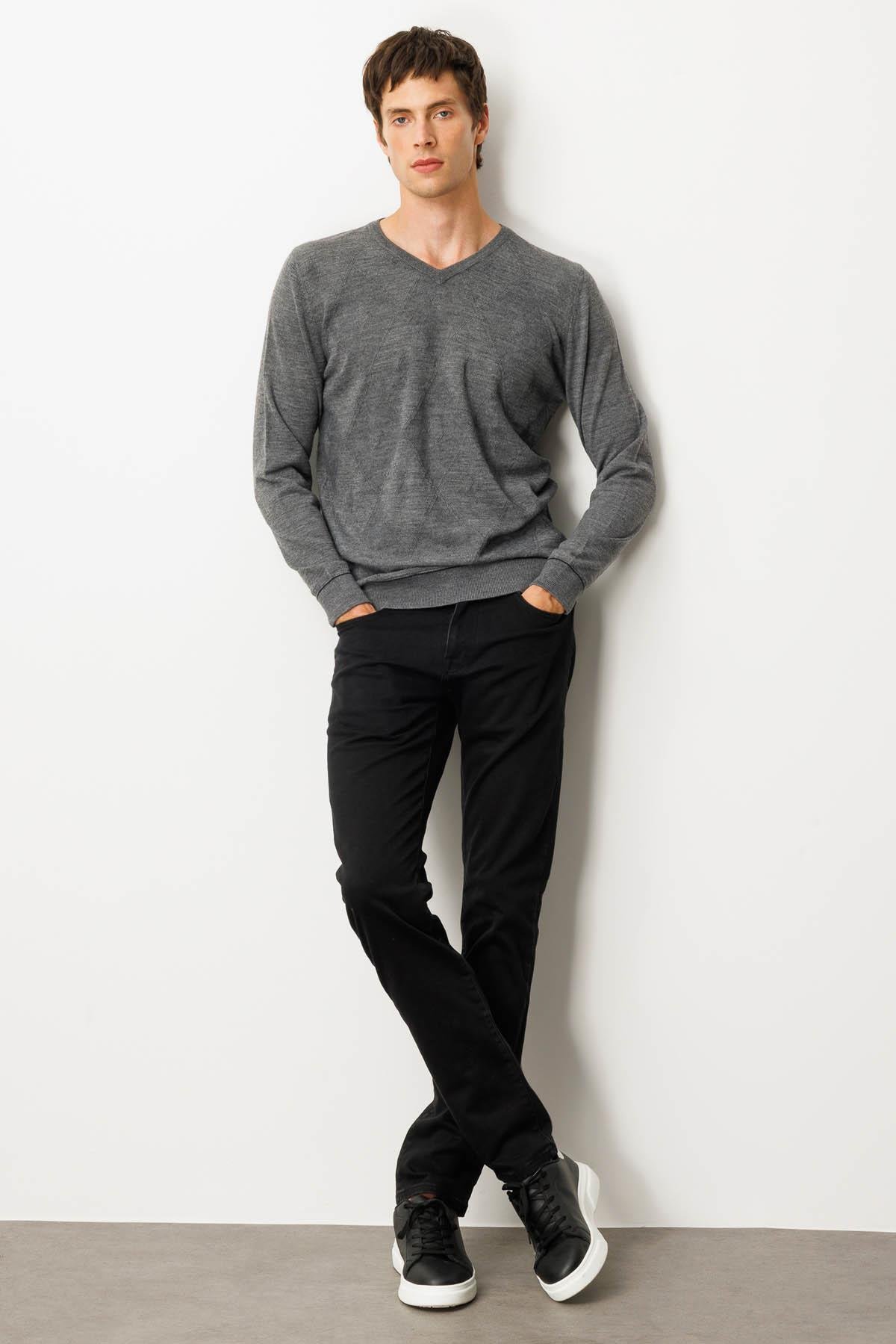 25604Erkek V Yaka Çizgili Baklavalı Yün Kazak Füme