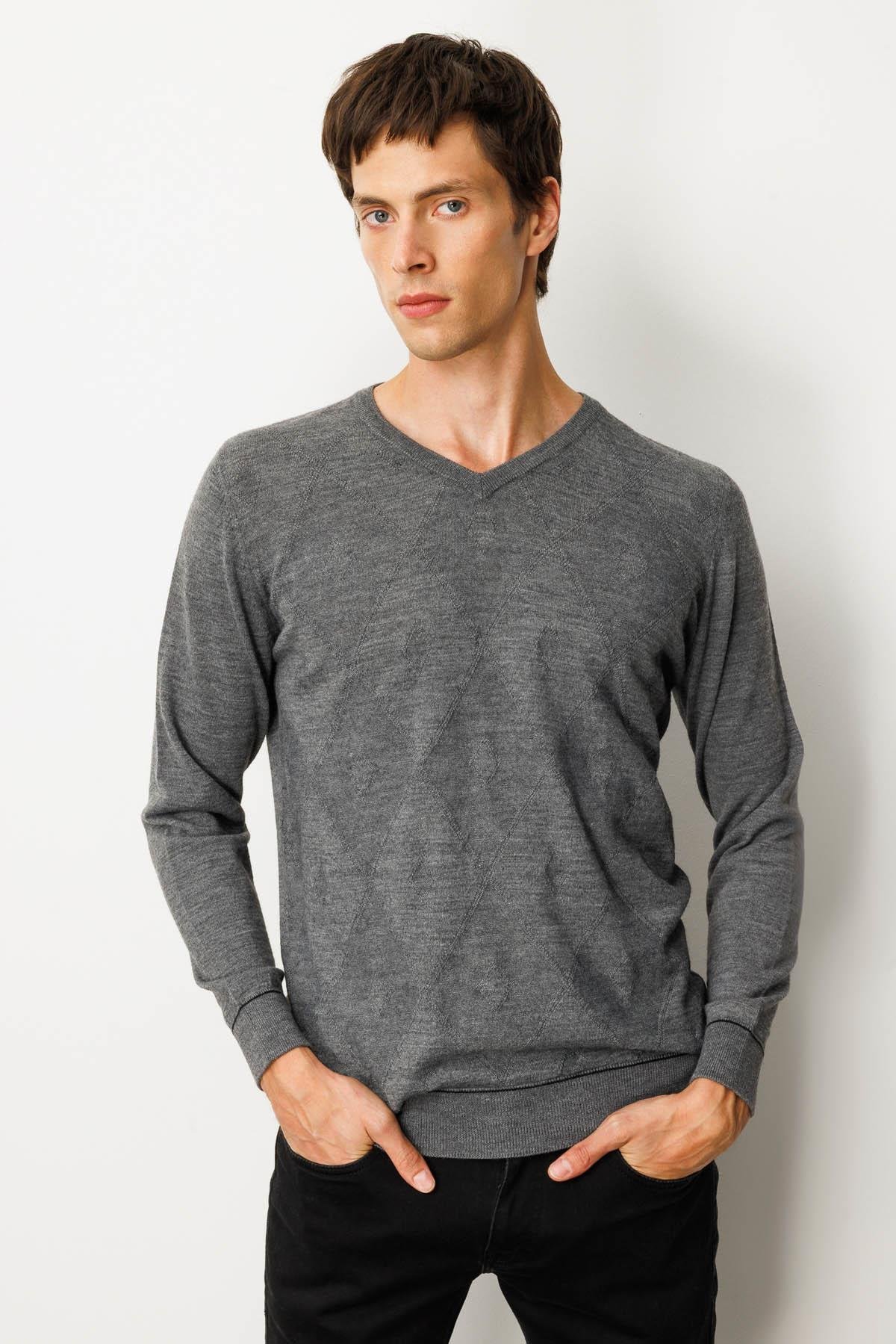 25604Erkek V Yaka Çizgili Baklavalı Yün Kazak Füme