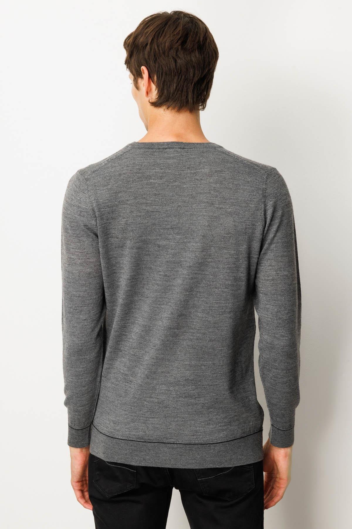 25604Erkek V Yaka Çizgili Baklavalı Yün Kazak Füme