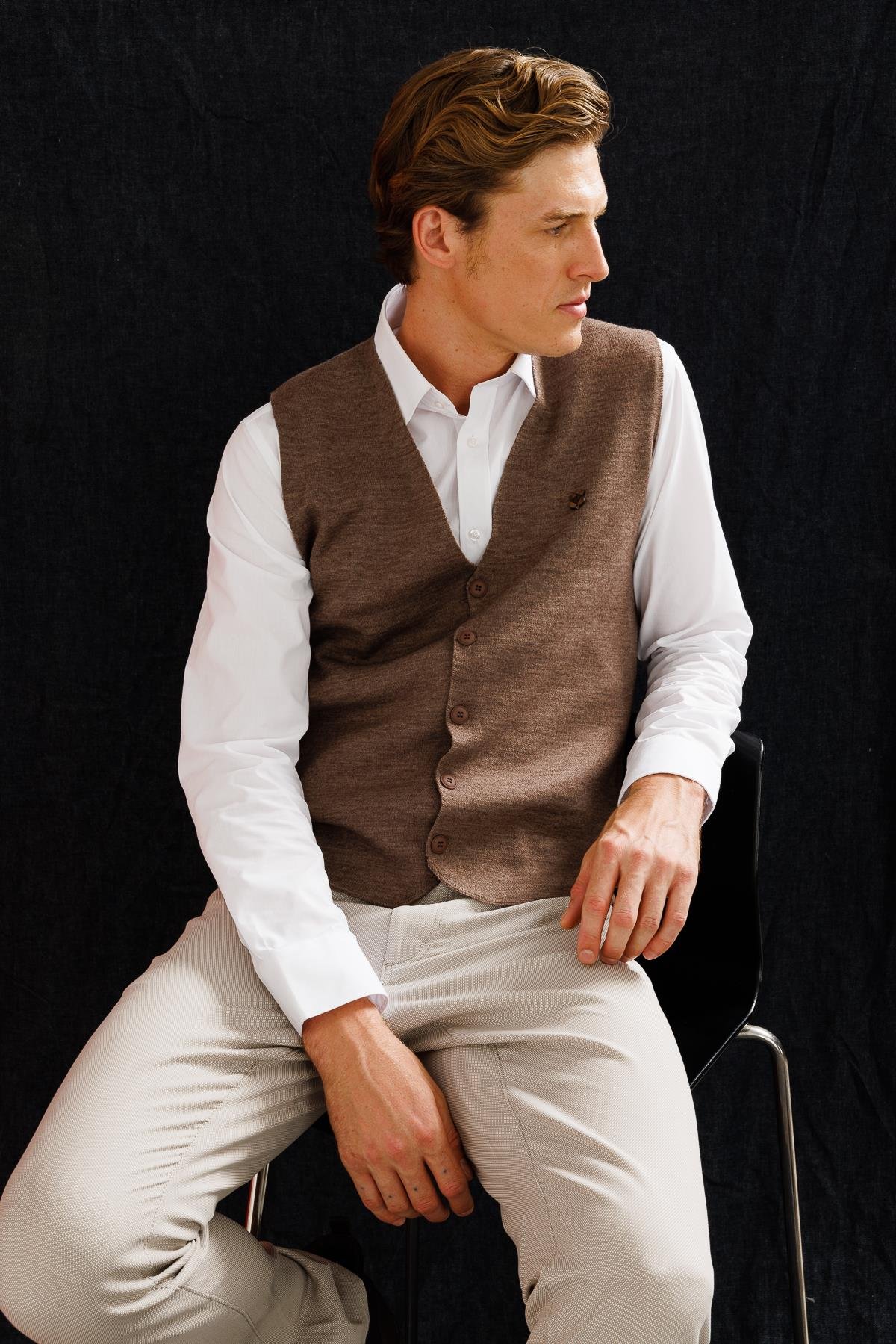 23511Erkek V Yaka Düz Yün Yelek S.Kahve