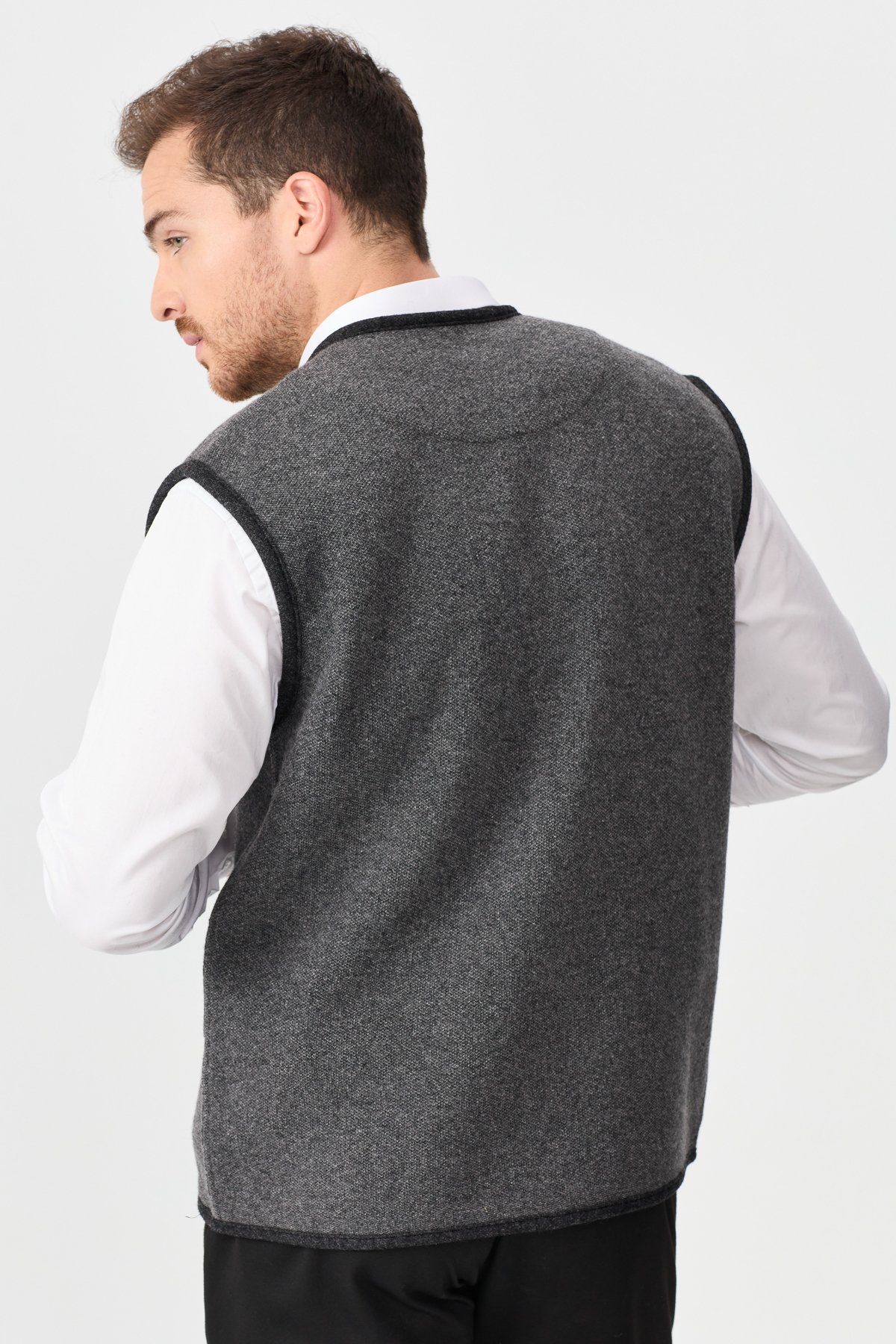 22569Erkek V Yaka Keçe Aksesuarlı Pike Dokuma Yün Yelek Füme