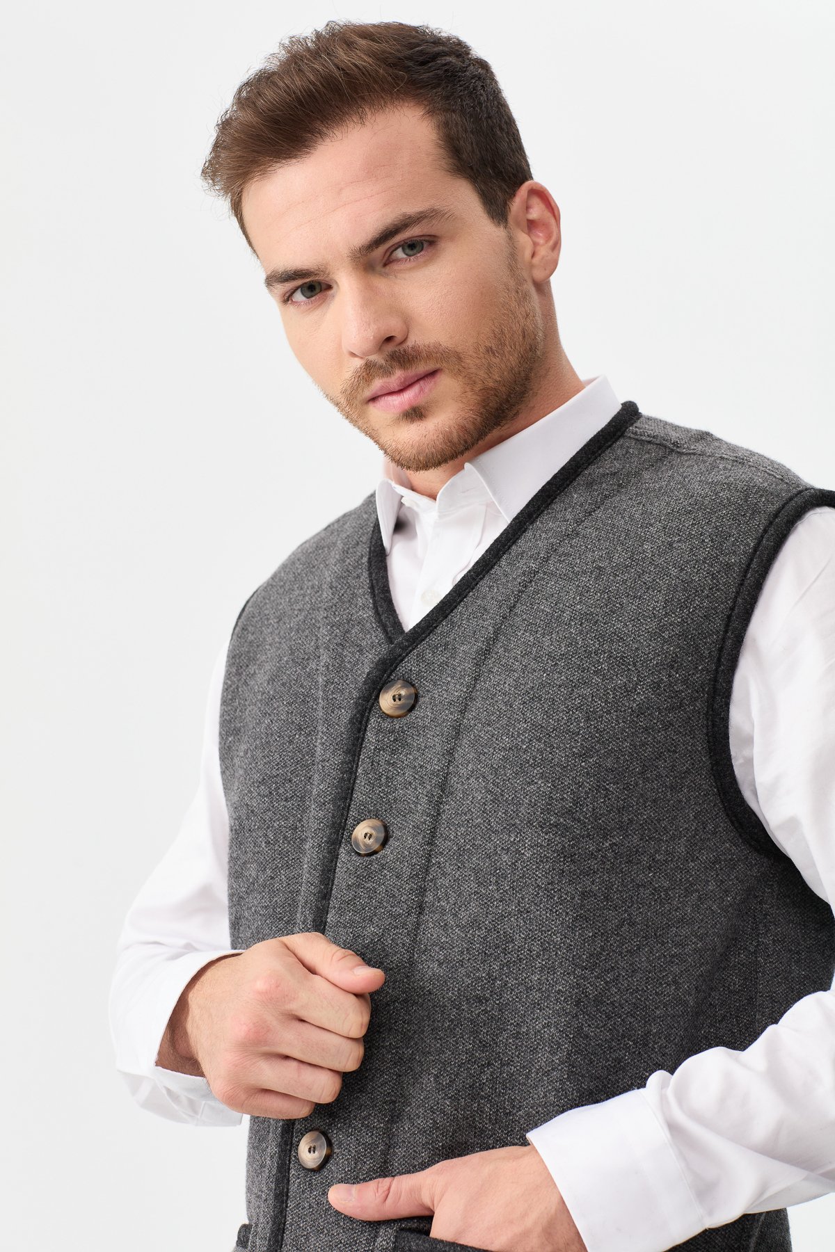 22569Erkek V Yaka Keçe Aksesuarlı Pike Dokuma Yün Yelek Füme