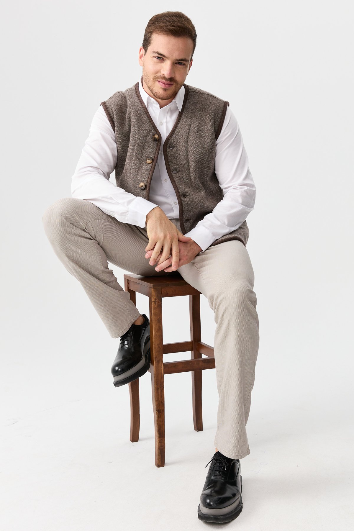 22569Erkek V Yaka Keçe Aksesuarlı Pike Dokuma Yün Yelek Vizon