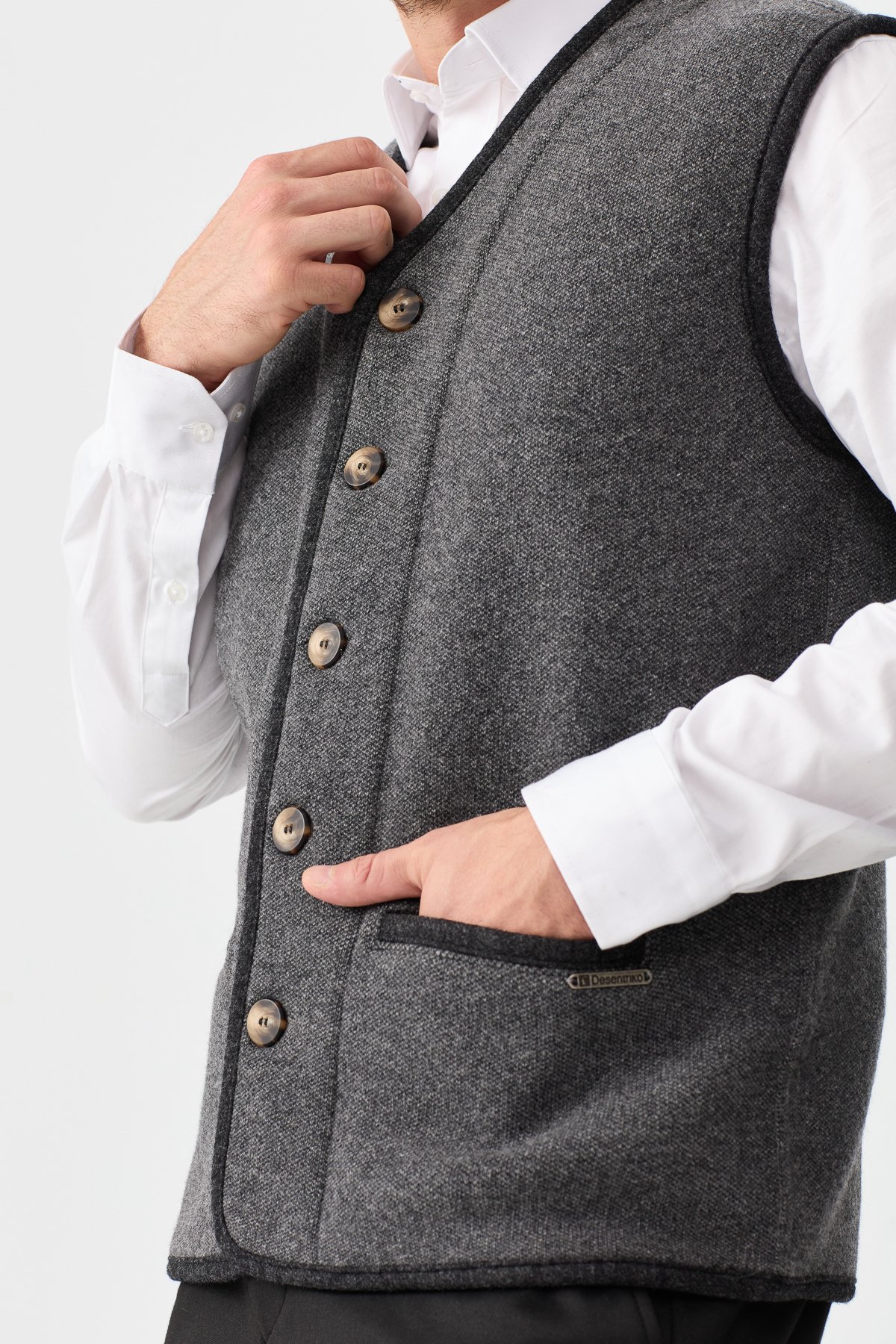 22569Erkek V Yaka Keçe Aksesuarlı Pike Dokuma Yün Yelek Füme