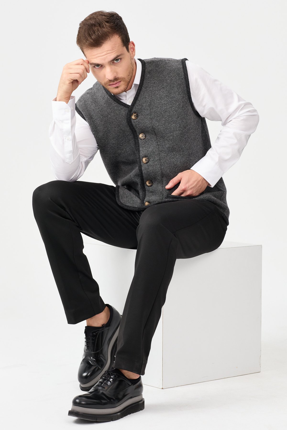 22569Erkek V Yaka Keçe Aksesuarlı Pike Dokuma Yün Yelek Füme