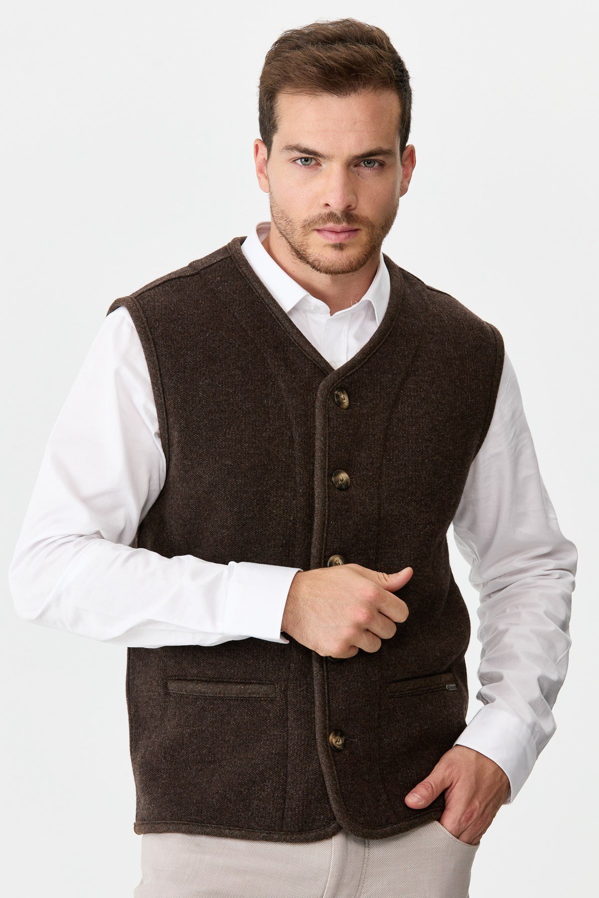 22569Erkek V Yaka Keçe Aksesuarlı Pike Dokuma Yün Yelek K.Kahve