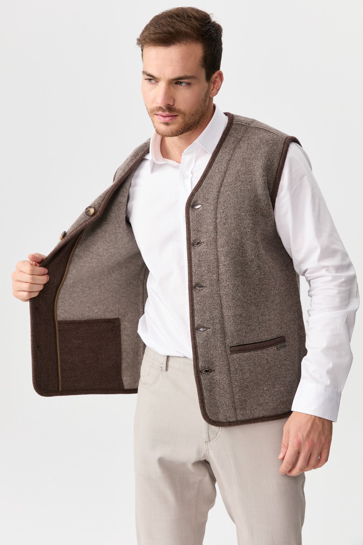 22569Erkek V Yaka Keçe Aksesuarlı Pike Dokuma Yün Yelek Vizon