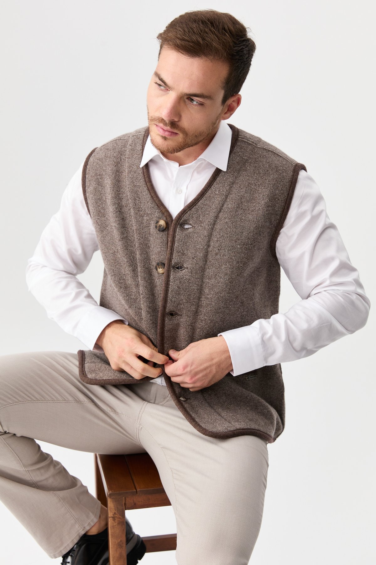 22569Erkek V Yaka Keçe Aksesuarlı Pike Dokuma Yün Yelek Vizon