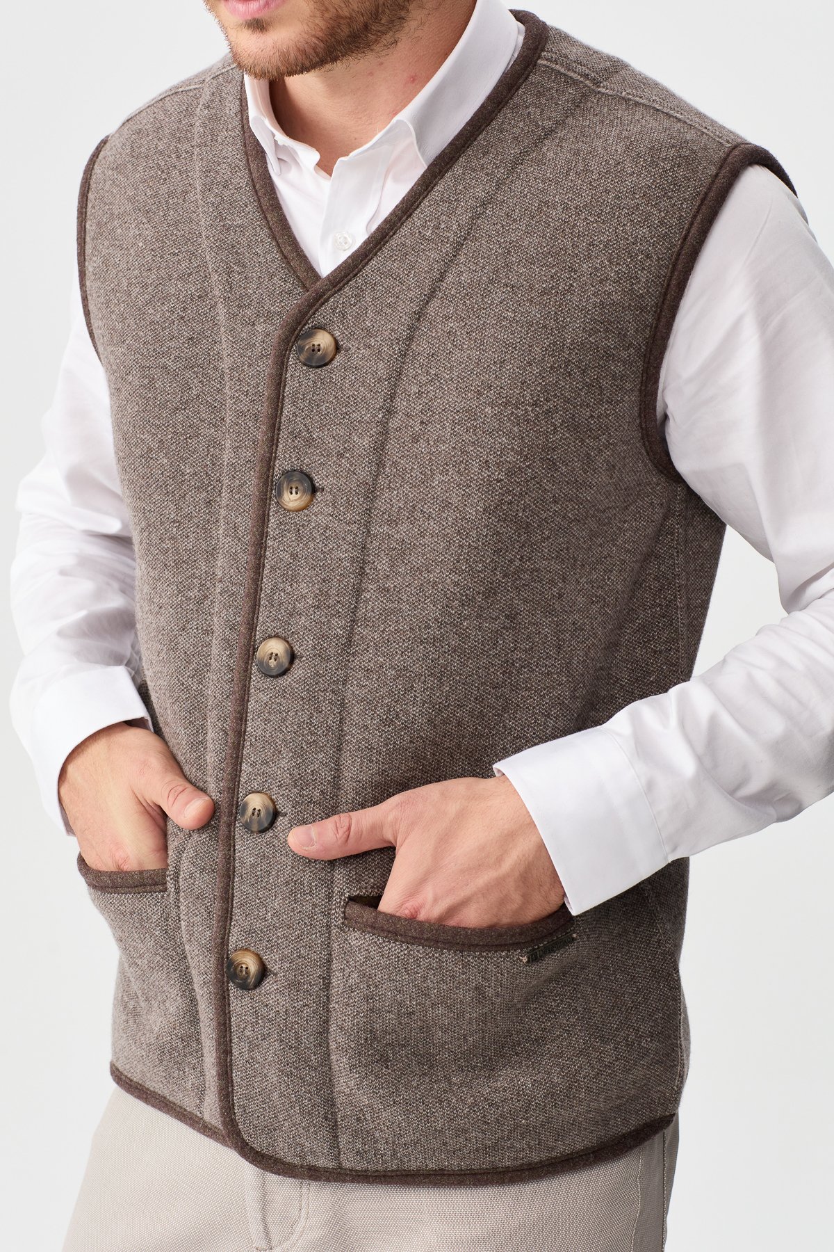 22569Erkek V Yaka Keçe Aksesuarlı Pike Dokuma Yün Yelek Vizon