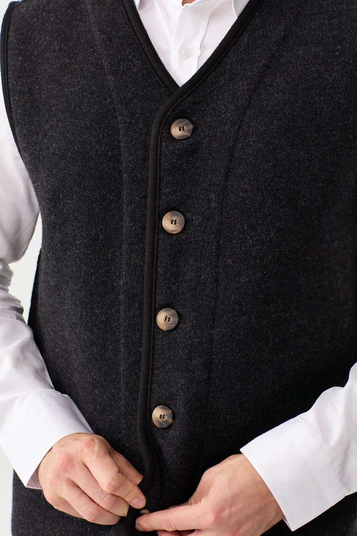 22569Erkek V Yaka Keçe Aksesuarlı Pike Dokuma Yün Yelek Siyah