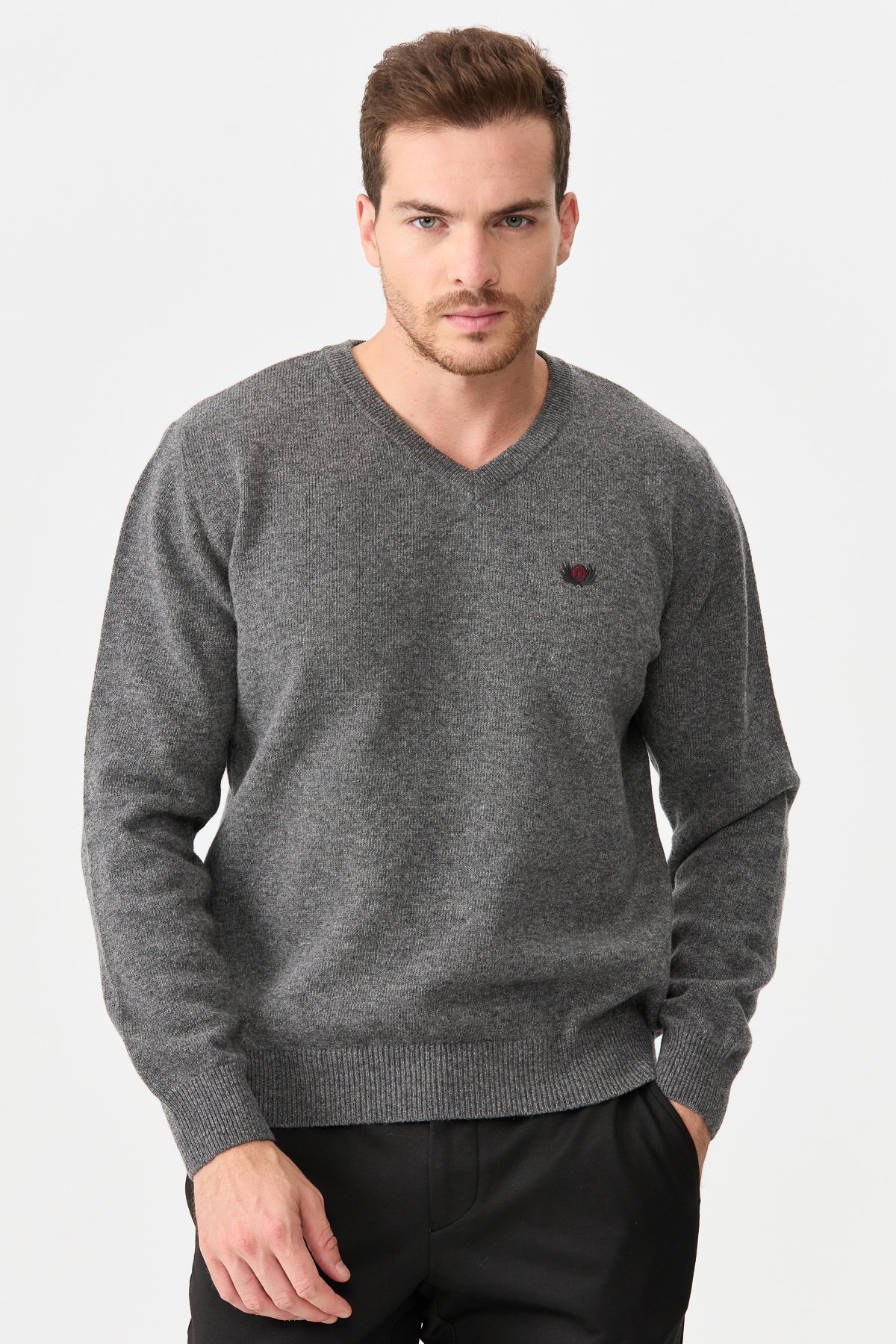 22582Erkek V Yaka Klasik Yün Kazak O.Füme