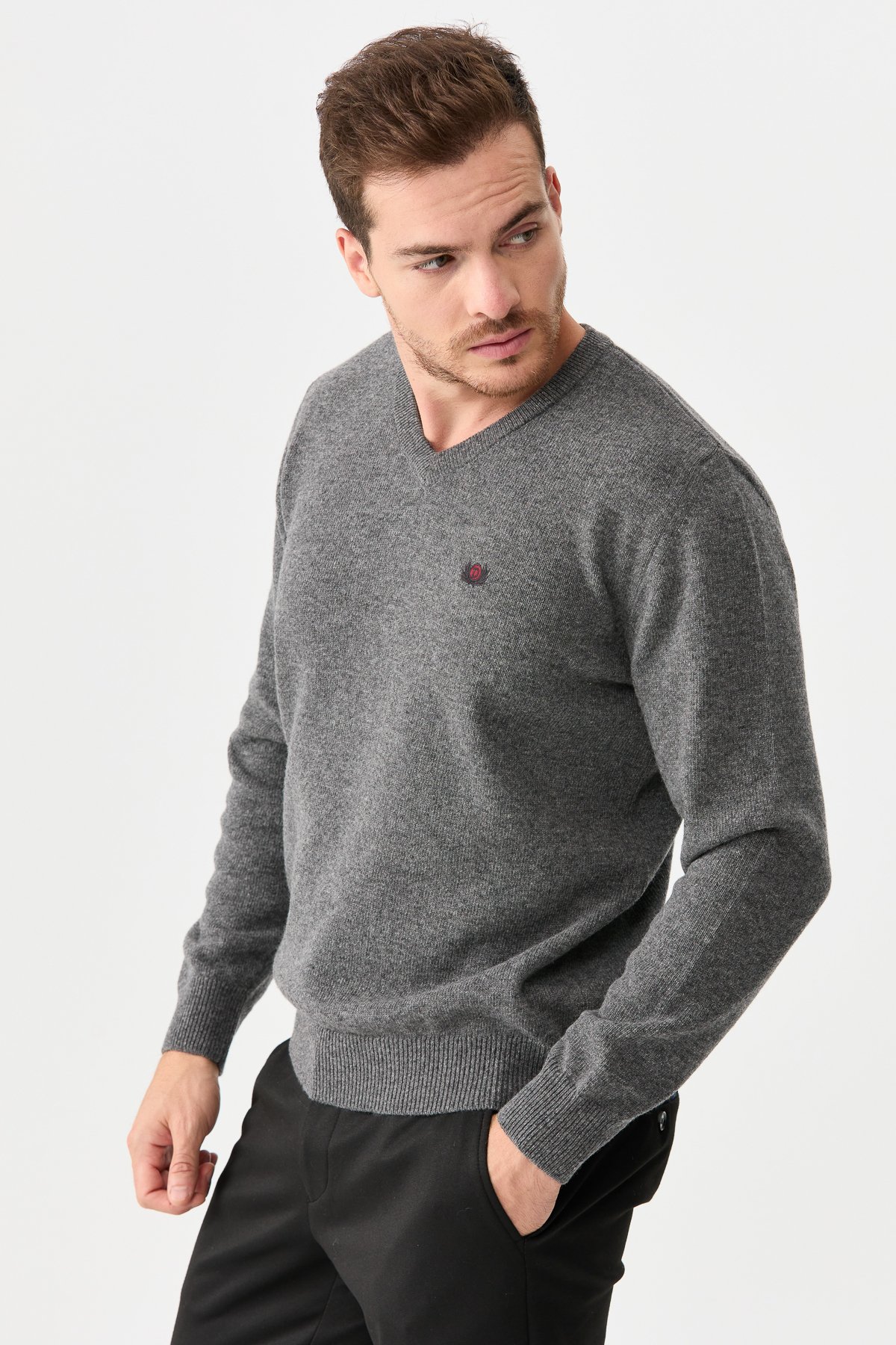 22582Erkek V Yaka Klasik Yün Kazak O.Füme