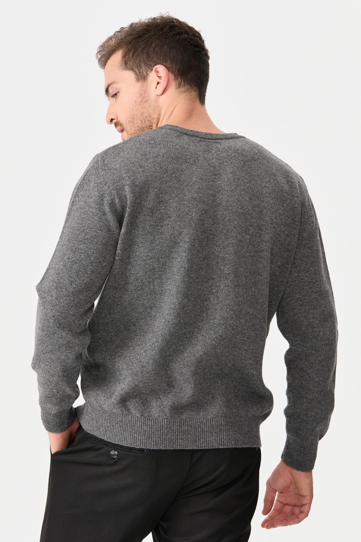 22582Erkek V Yaka Klasik Yün Kazak O.Füme