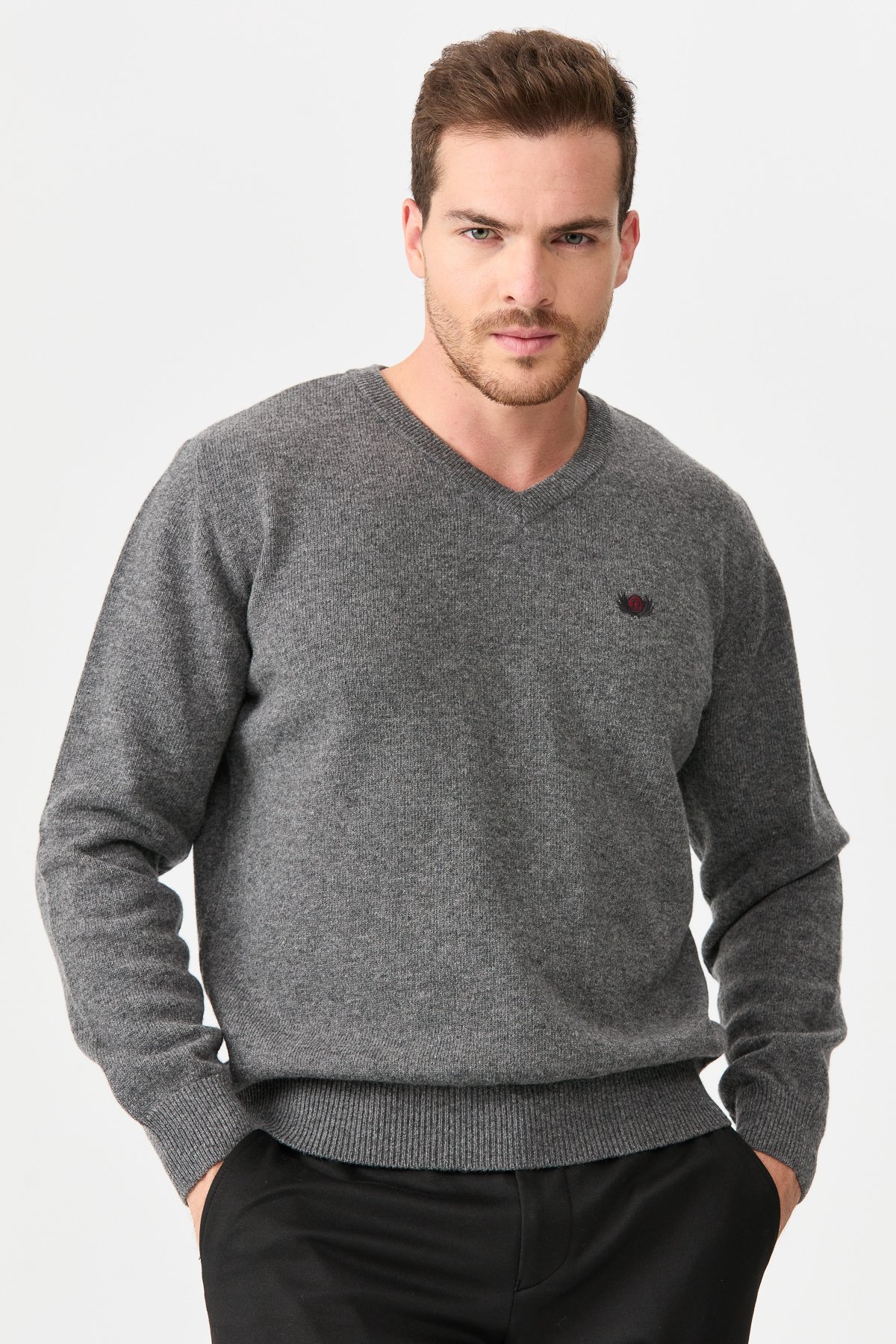 22582Erkek V Yaka Klasik Yün Kazak O.Füme