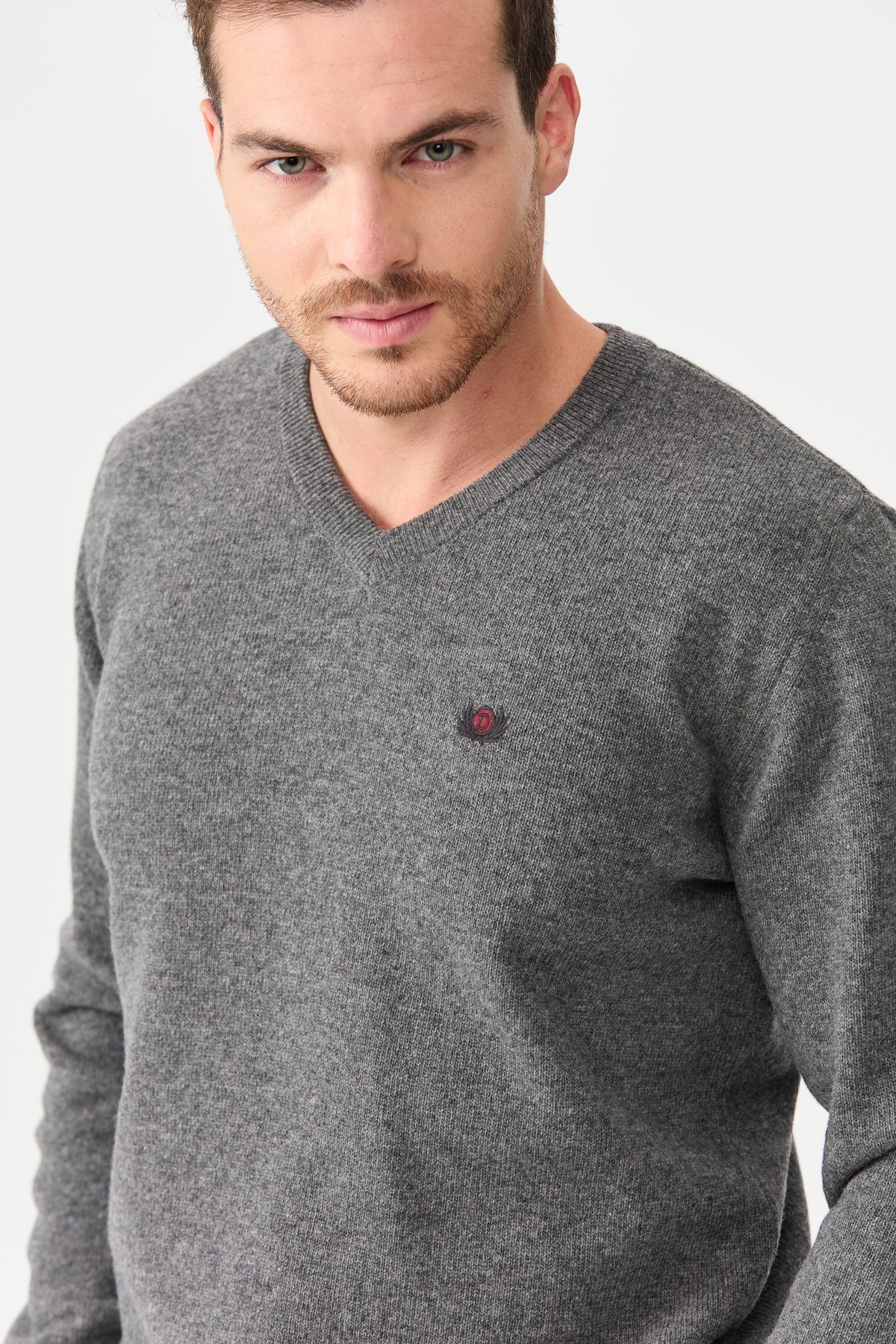 22582Erkek V Yaka Klasik Yün Kazak O.Füme