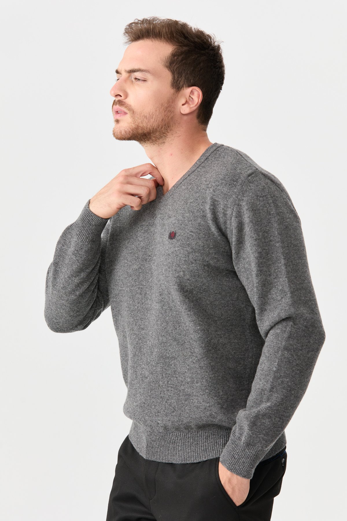 22582Erkek V Yaka Klasik Yün Kazak O.Füme