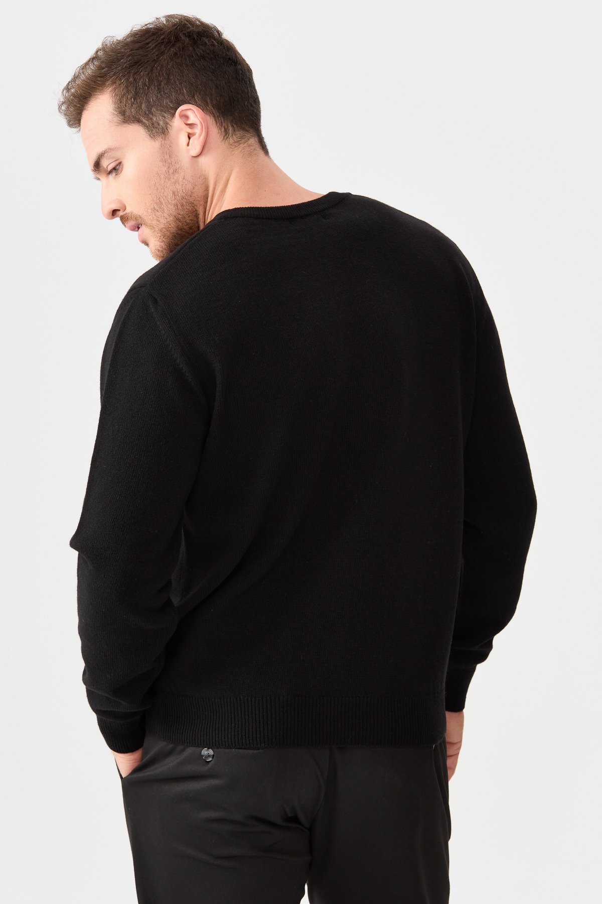 22582Erkek V Yaka Klasik Kazak Siyah