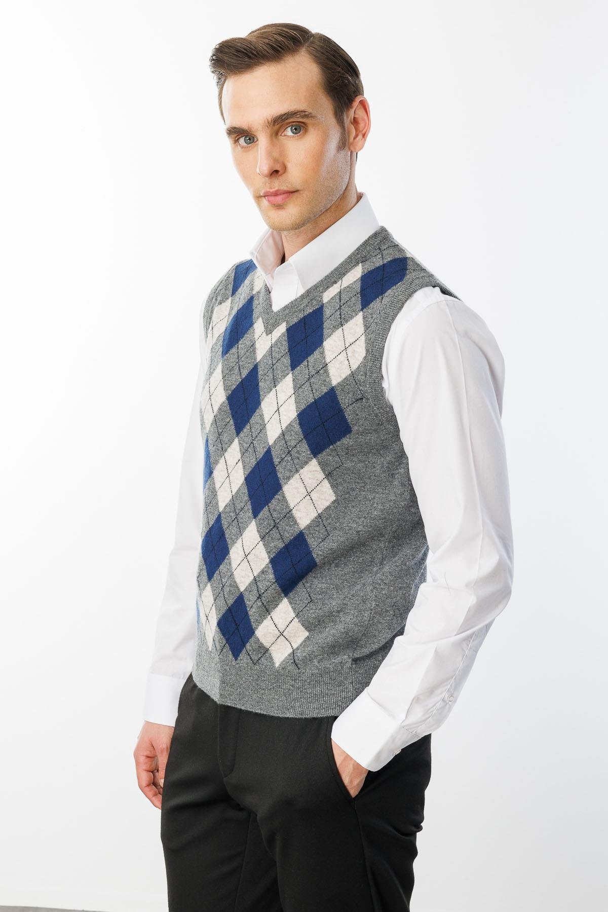 24510Erkek V Yaka Önü Baklava Desenli Yün Süveter Füme