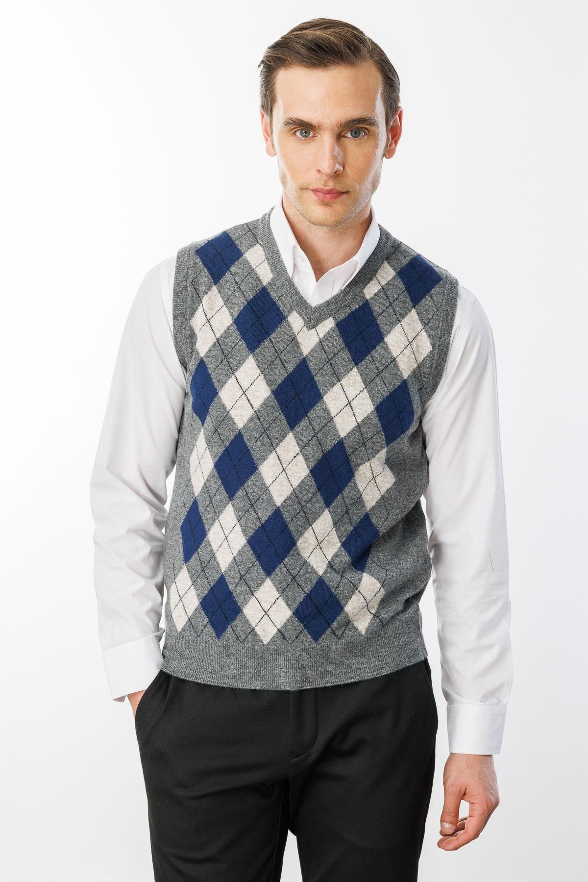 24510Erkek V Yaka Önü Baklava Desenli Yün Süveter Füme