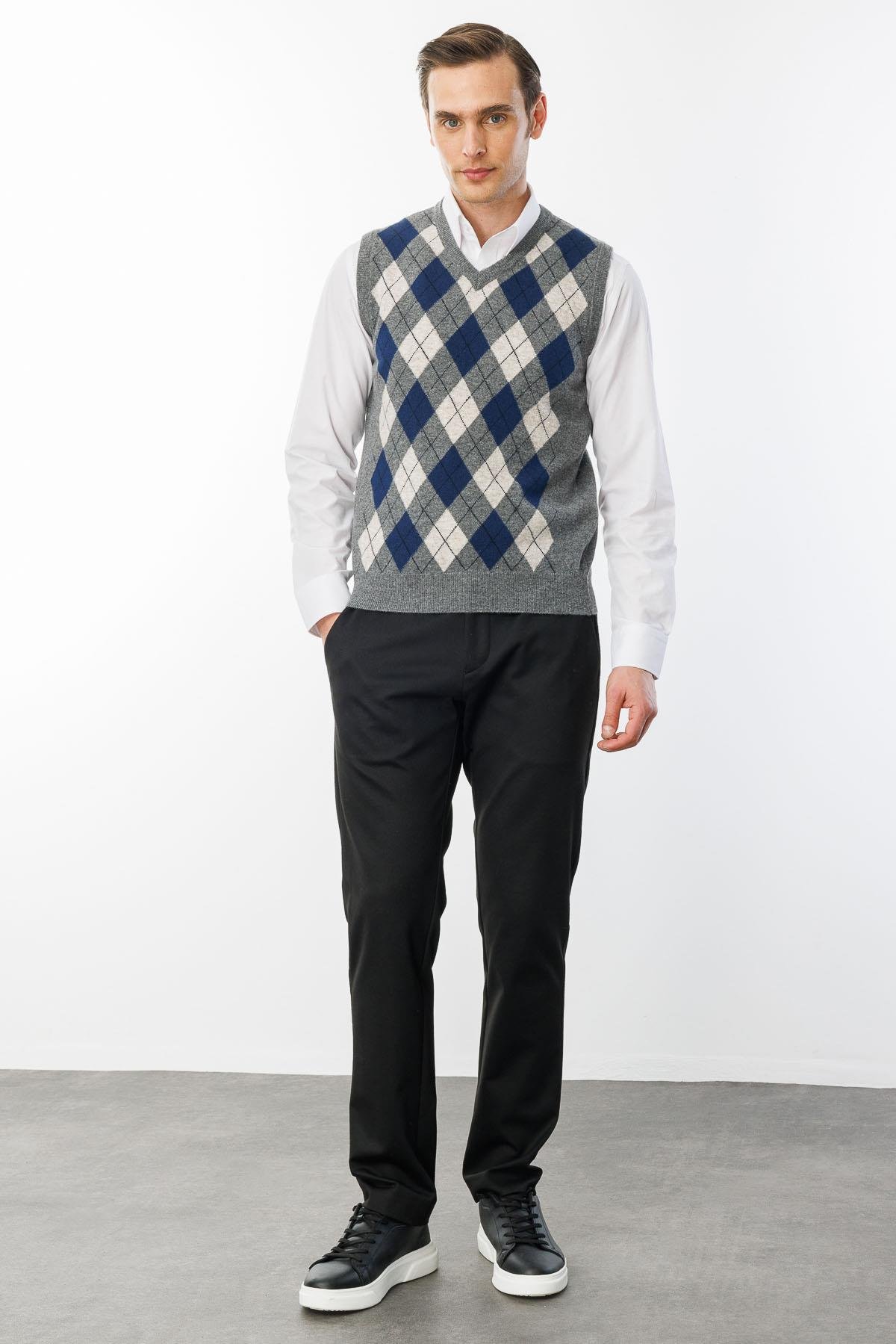 24510Erkek V Yaka Önü Baklava Desenli Yün Süveter Füme