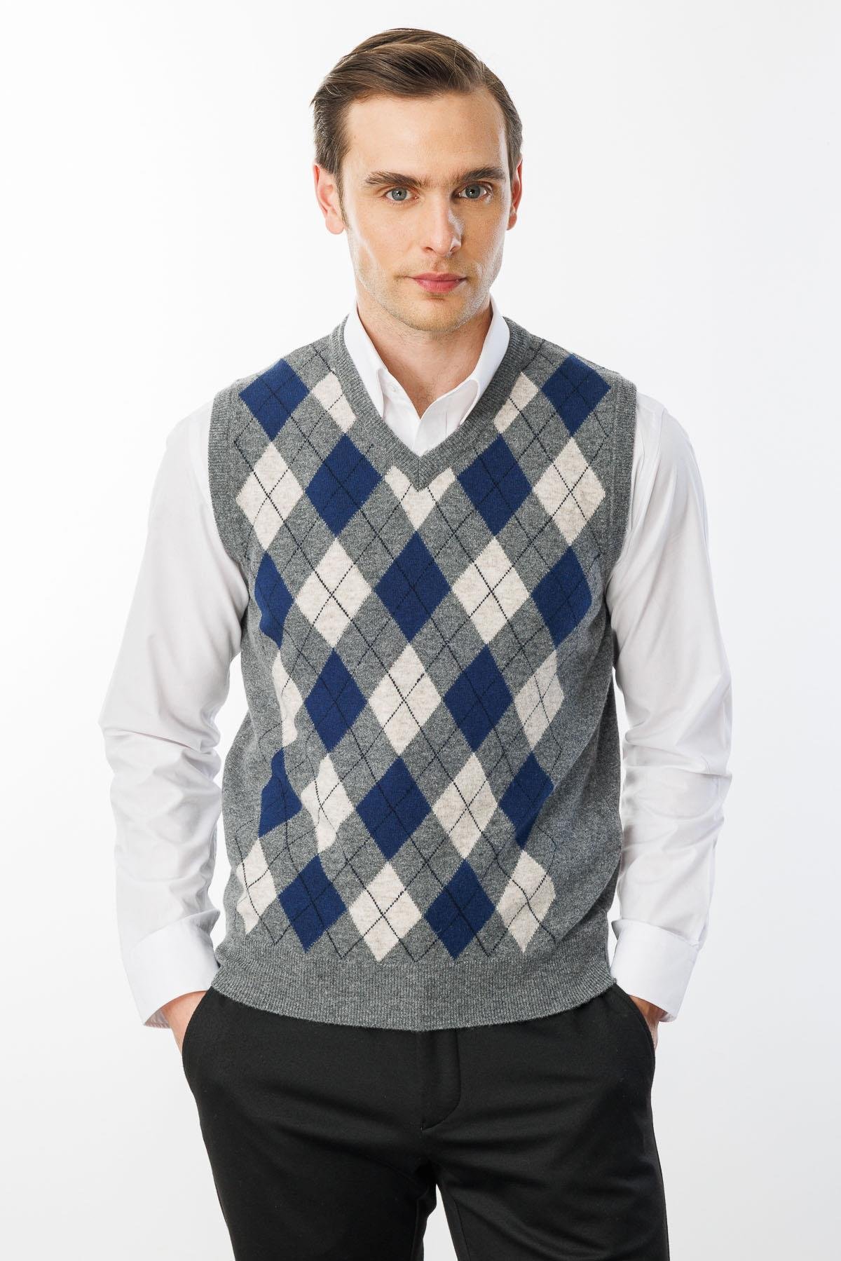 24510Erkek V Yaka Önü Baklava Desenli Yün Süveter Füme