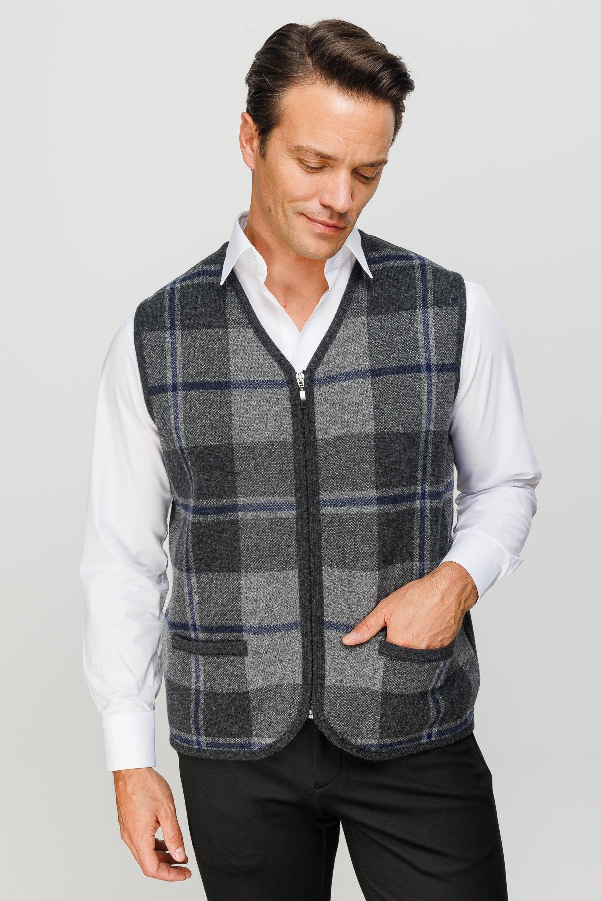 22553Erkek V Yaka Önü Kareli Yelek K.Füme