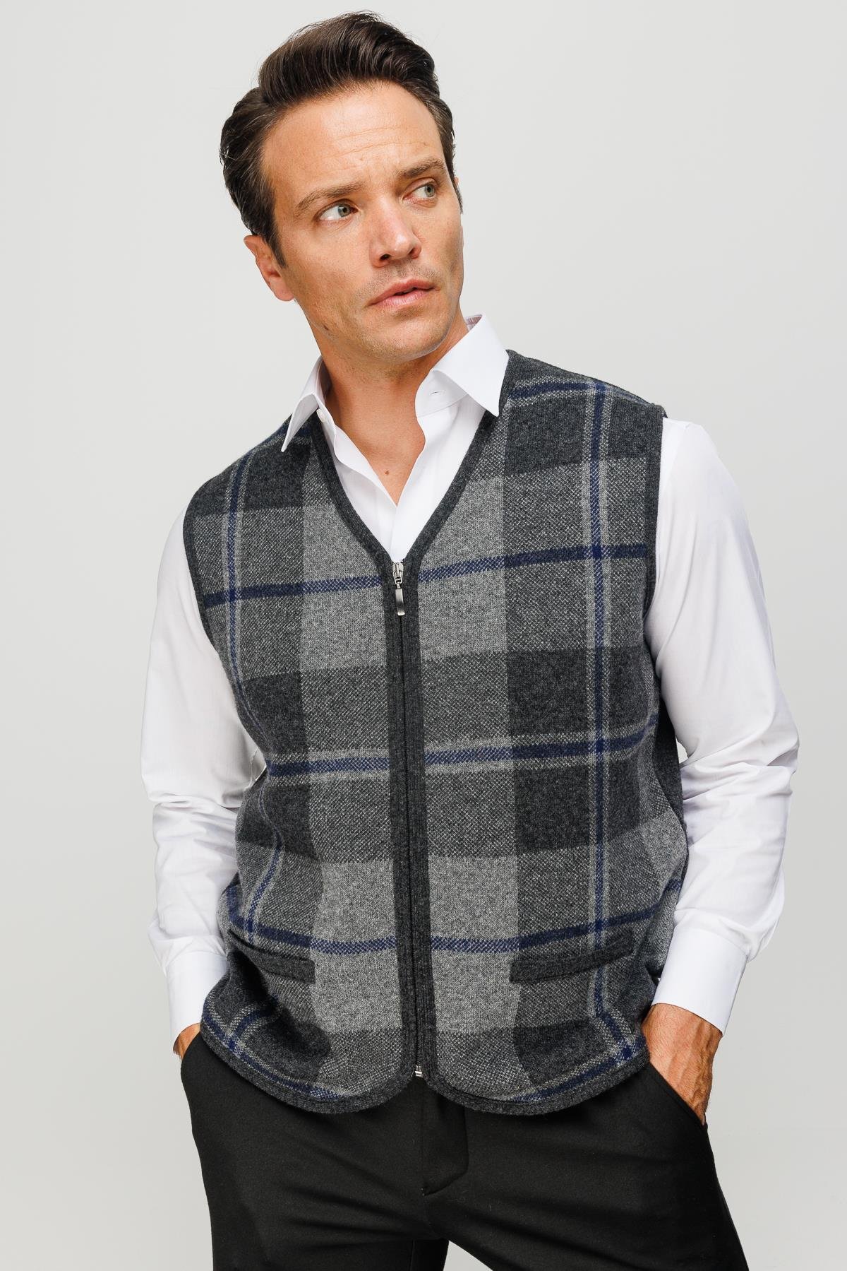 22553Erkek V Yaka Önü Kareli Yelek K.Füme