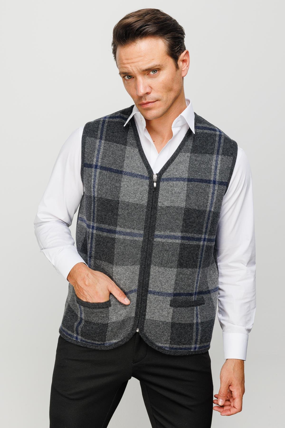 22553Erkek V Yaka Önü Kareli Yelek K.Füme