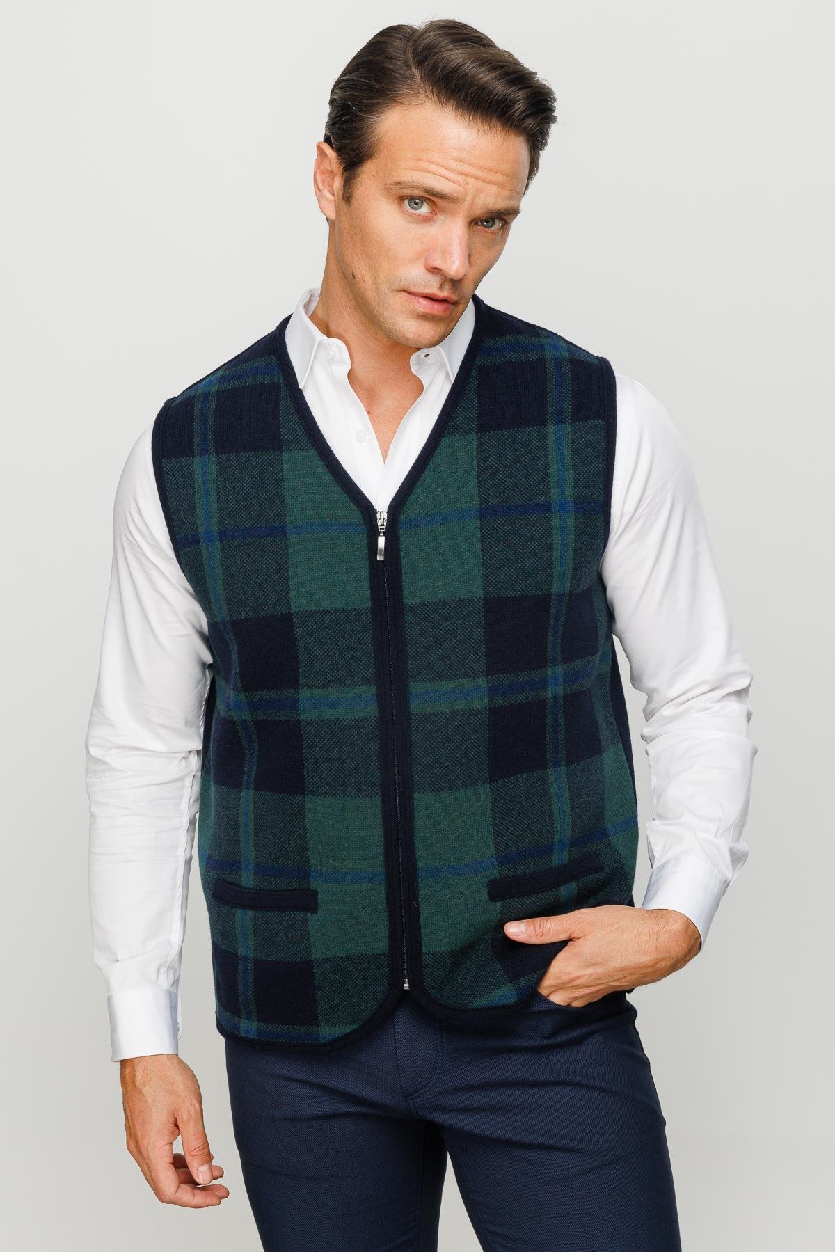 22553Erkek V Yaka Önü Kareli Yelek K.Lacivert