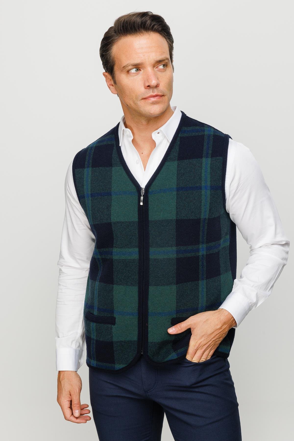 22553Erkek V Yaka Önü Kareli Yelek K.Lacivert