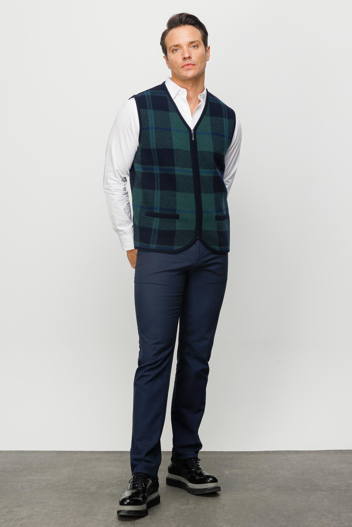 22553Erkek V Yaka Önü Kareli Yelek K.Lacivert