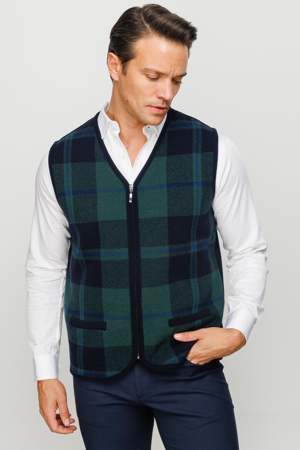 22553Erkek V Yaka Önü Kareli Yelek K.Lacivert