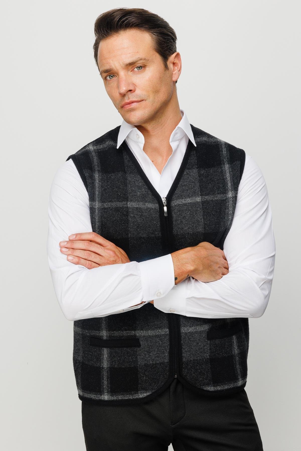 22553Erkek V Yaka Önü Kareli Yelek Siyah