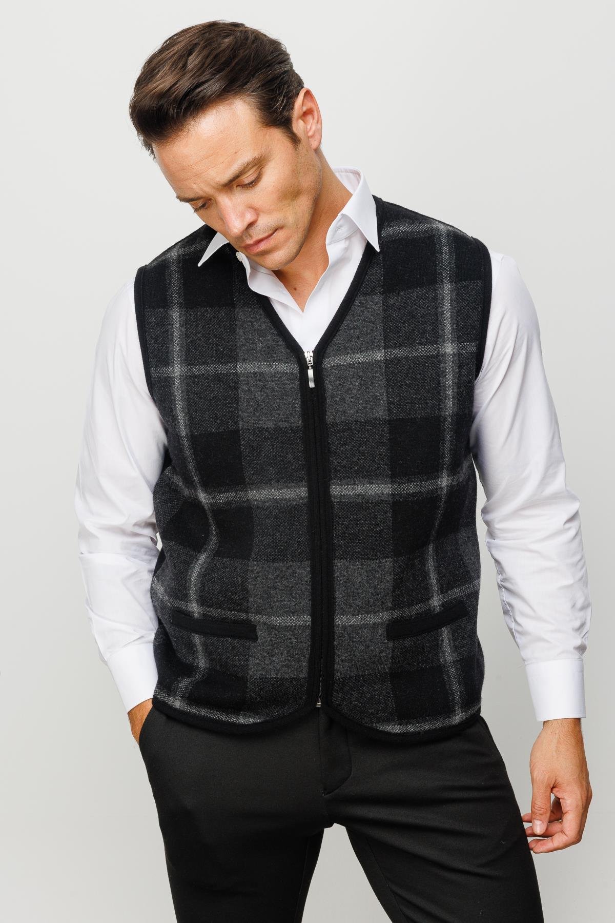 22553Erkek V Yaka Önü Kareli Yelek Siyah