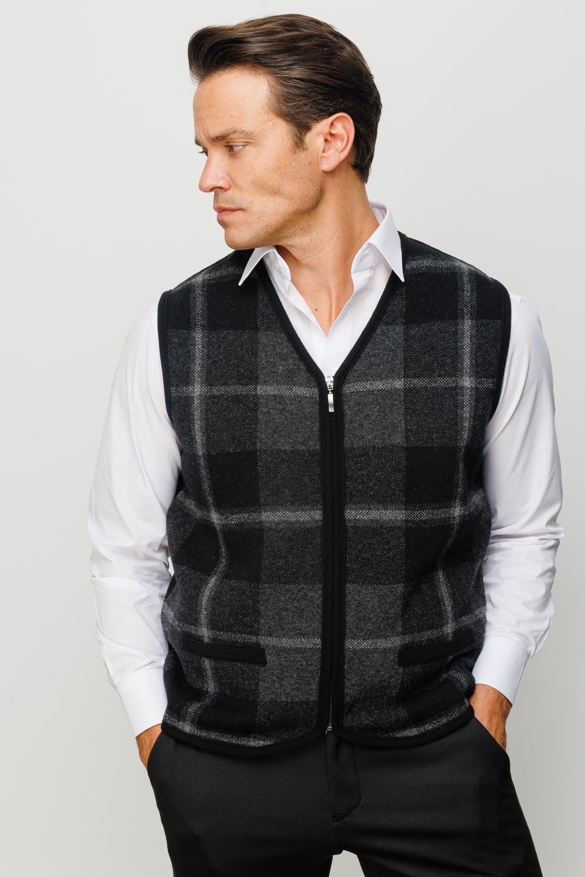 22553Erkek V Yaka Önü Kareli Yelek Siyah