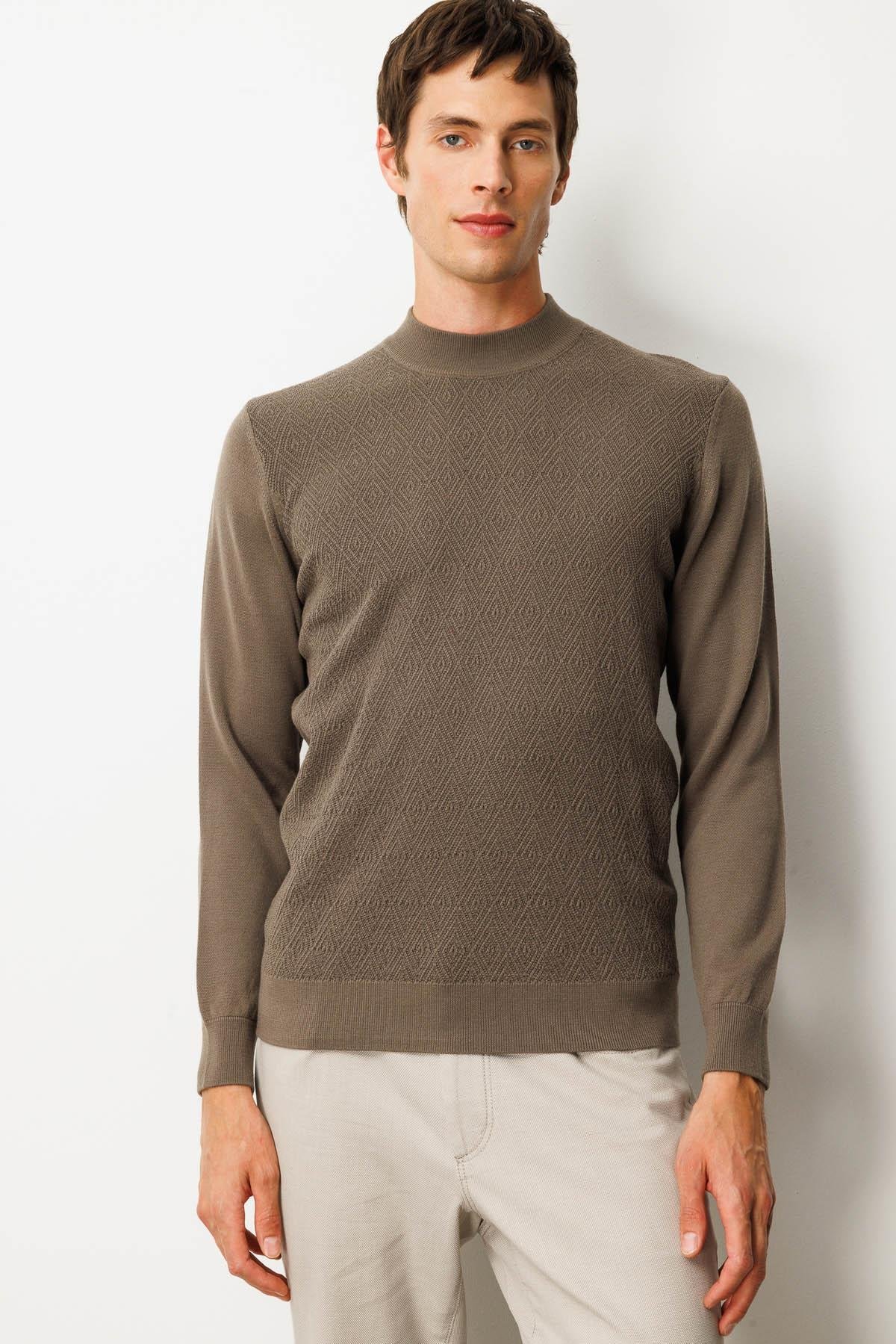 25609Erkek Yarım Balıkçı Yaka Önü Baklavalı Triko Kazak Vizon