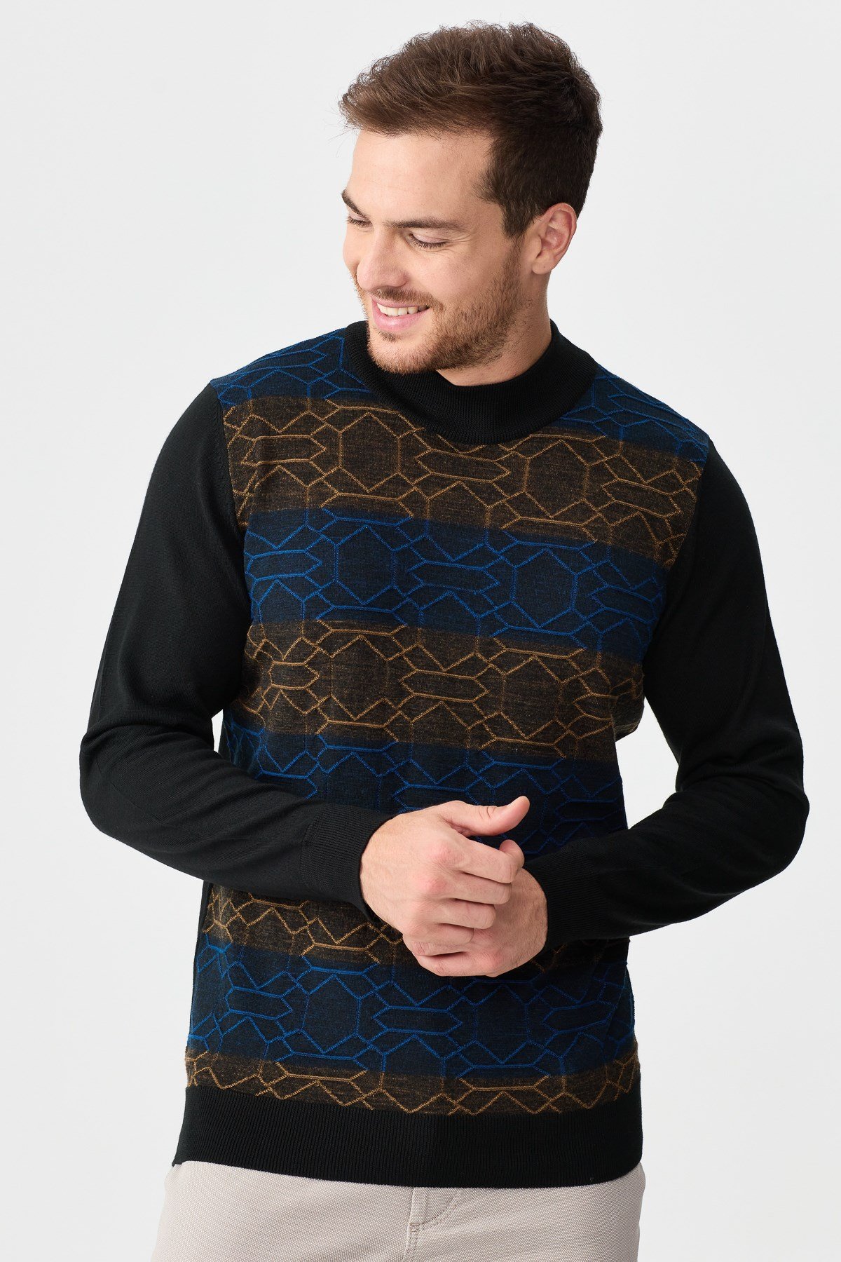 22612Erkek Yarım Balıkçı Yaka Önü Desenli Kazak Siyah